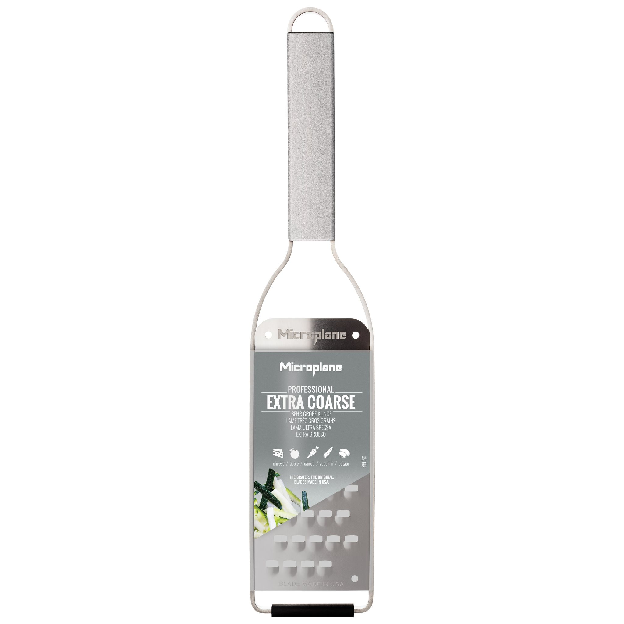 Ein Microplane-Reibeisen mit extra grober Klinge. Silberner Griff, grauer Körper mit Produktdetails. Zeigt geriebenen Zucchini.
