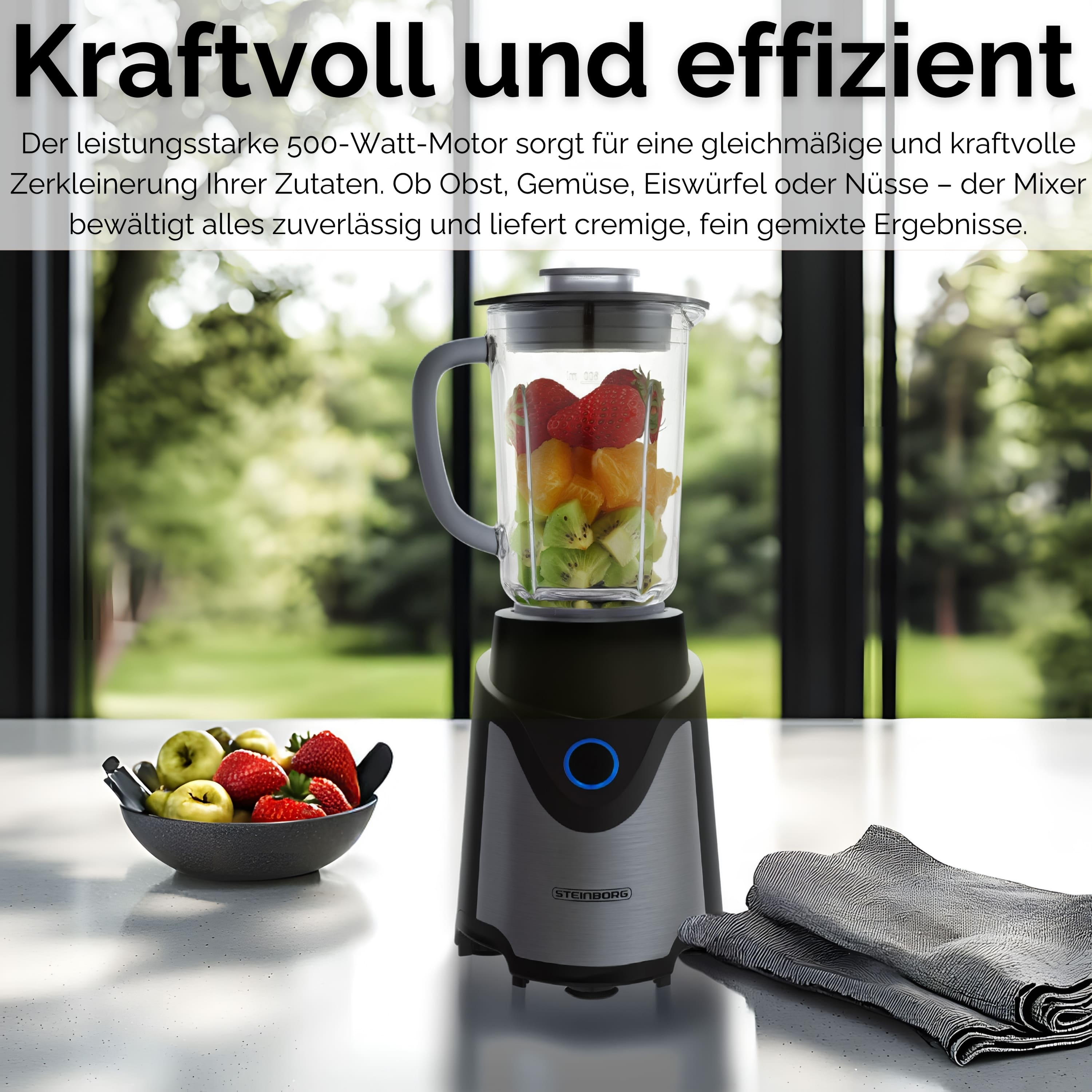 Mixer mit Früchten, Schüssel mit Früchten und ein Tuch auf dem Tisch. Grüner Hintergrund.