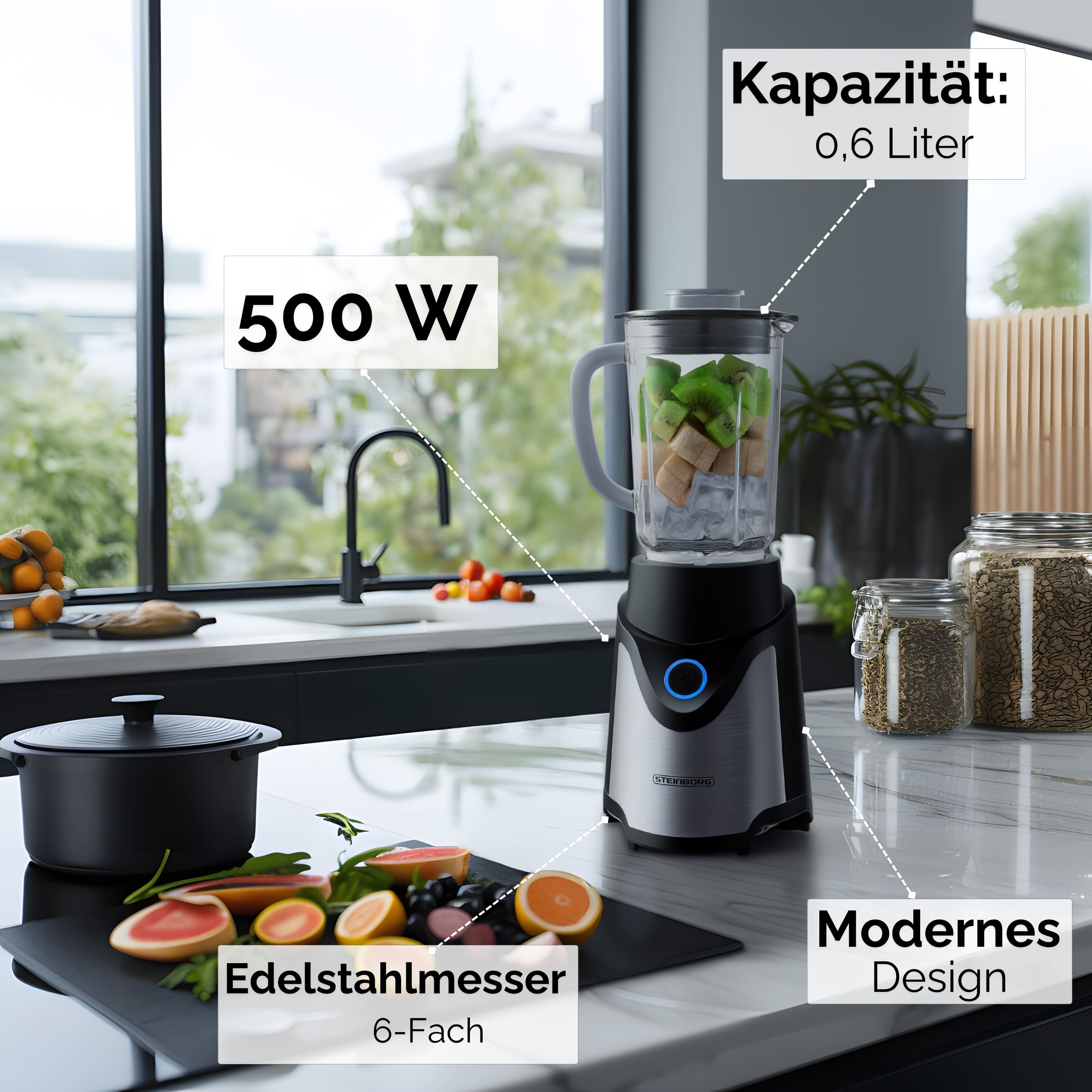 Ein Mixer mit Kiwi und Eis, Früchten und Gläsern steht auf einer Küchentheke. Etiketten weisen auf Leistungs- und Designmerkmale hin.