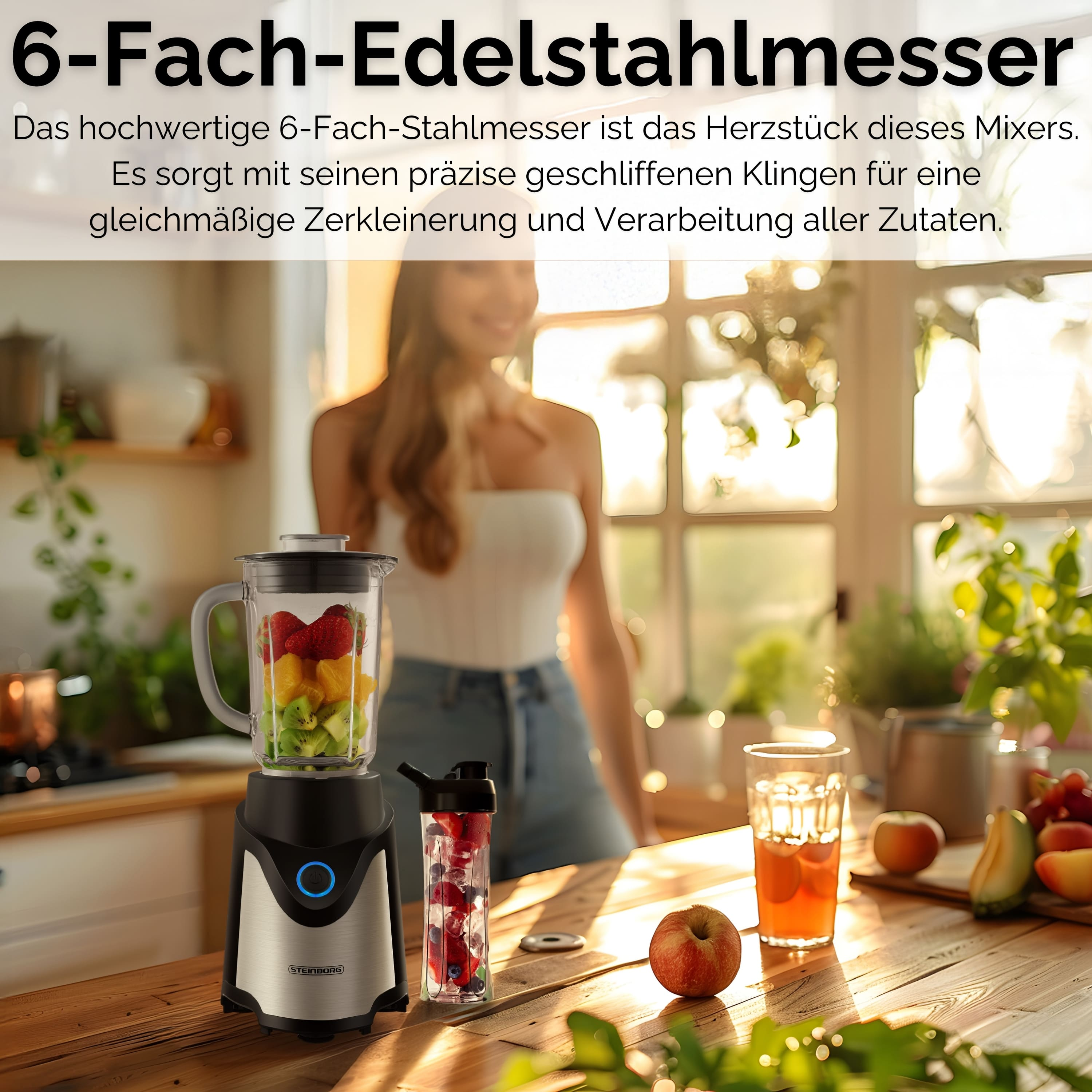 Eine Frau in einer Küche mit einem Mixer voller Früchte, einem Glas Saft und verschiedenen Früchten auf einem Holztisch.
