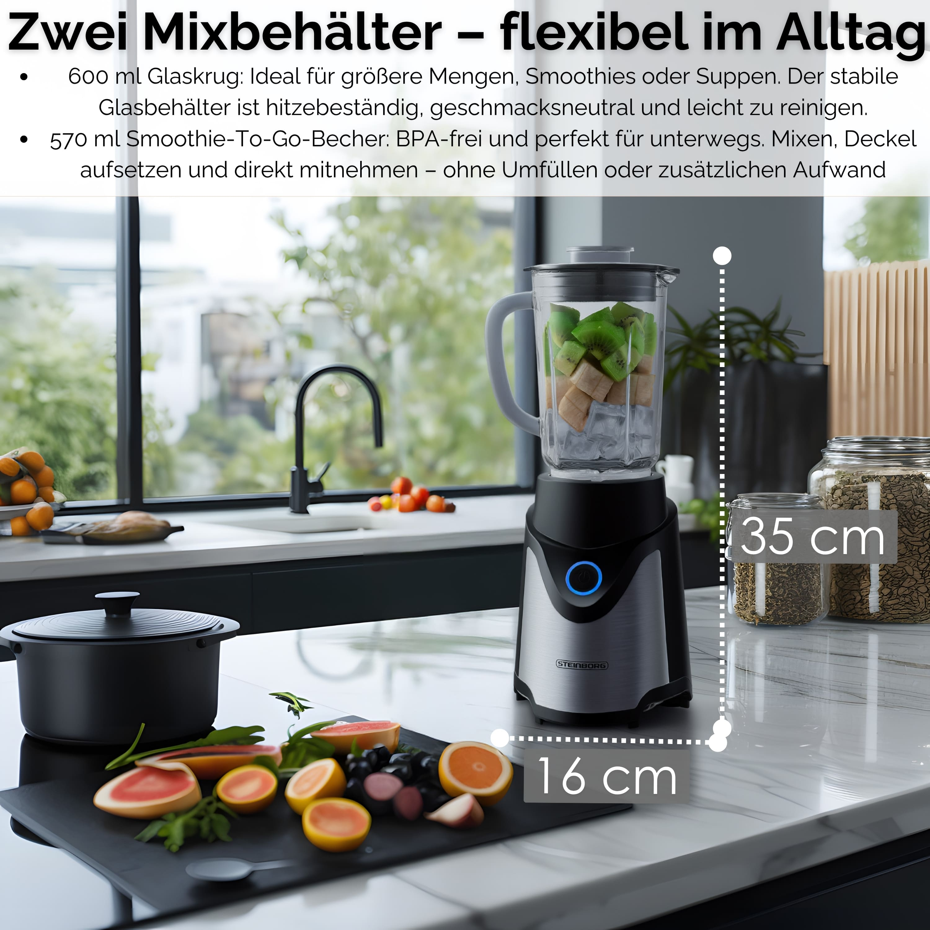 Mixer mit Früchten, Gemüse und Früchten auf einem Brett, Gläsern und einer Pfanne auf der Theke.