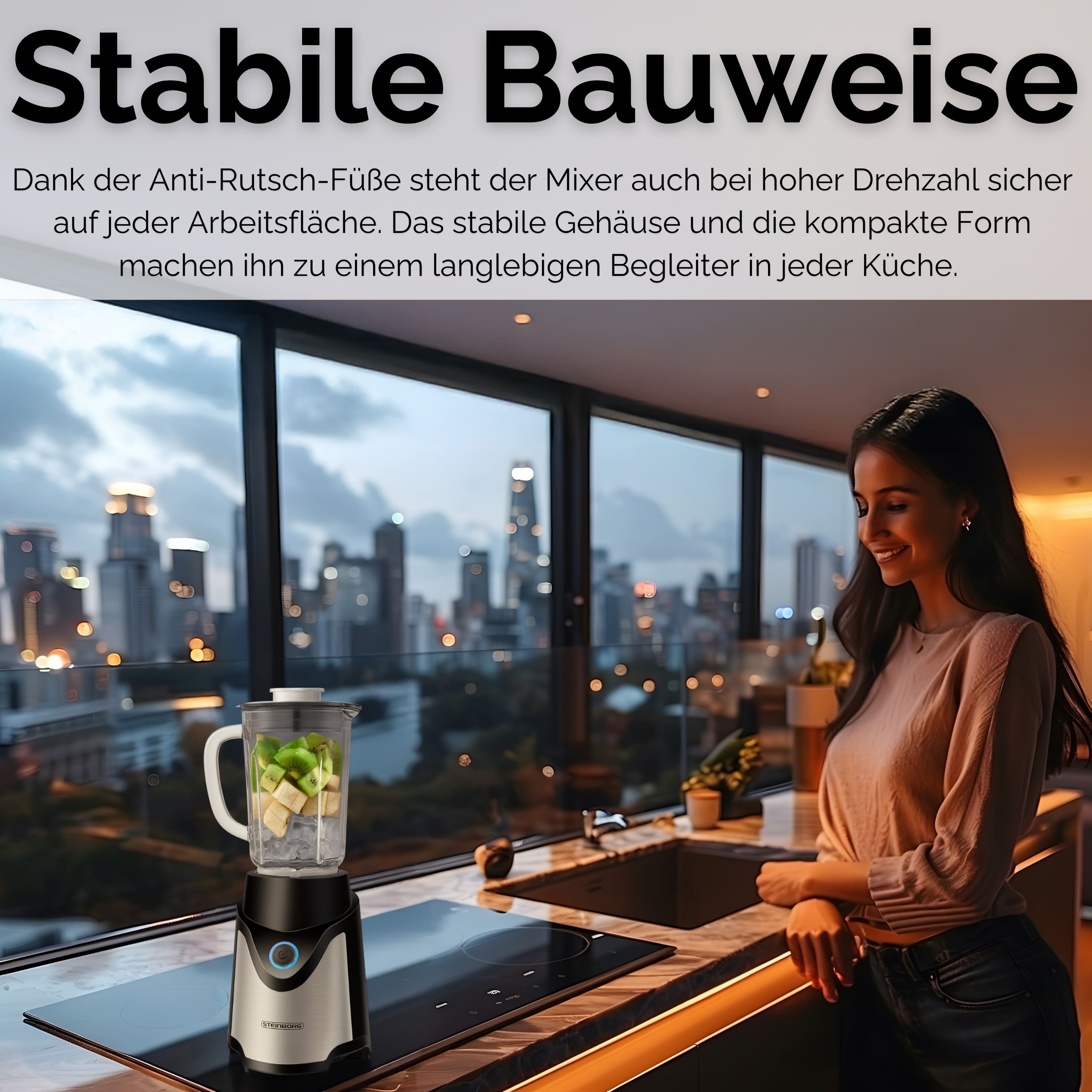 Eine Frau lächelt in der Nähe eines Mixers mit Früchten. Die Stadt ist durch das Fenster zu sehen.
