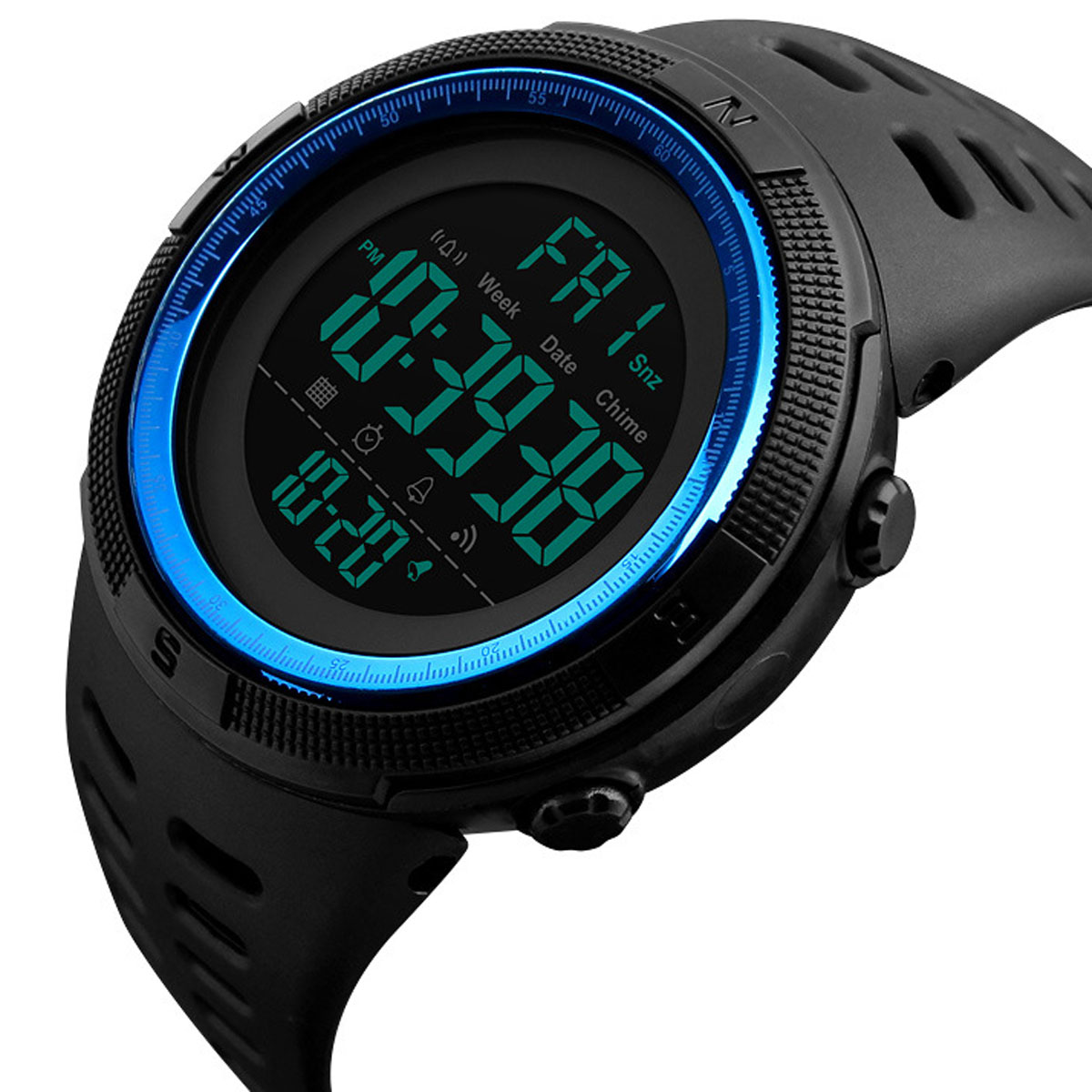 Eine schwarze digitale Armbanduhr mit blauem Akzent. Das Display zeigt Zeit und Datum. Die Uhr befindet sich auf weißem Hintergrund.