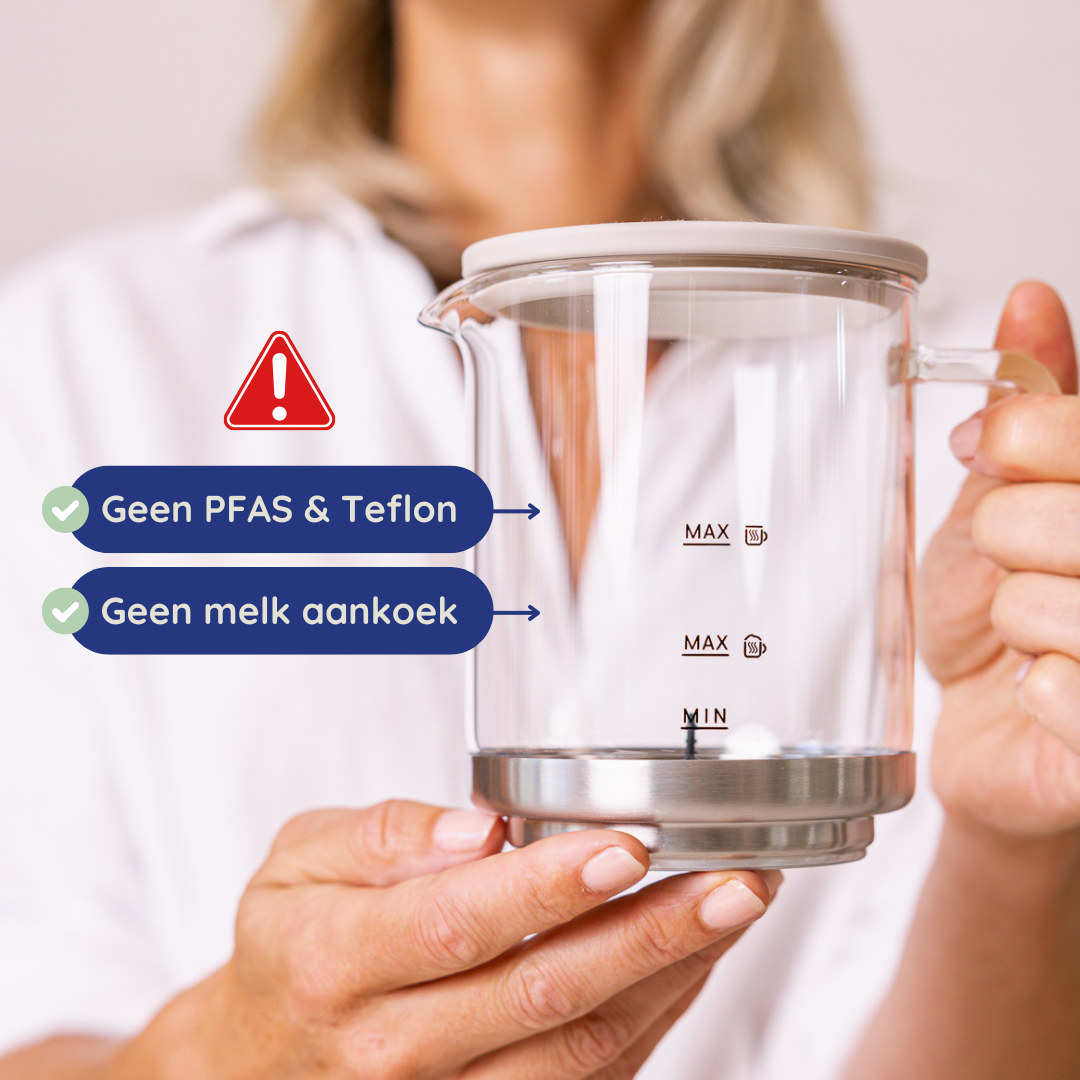 Een persoon houdt een glazen theepot vast. Tekst geeft aan dat het vrij is van PFAS & Teflon en voorkomt dat melk aanbakt.