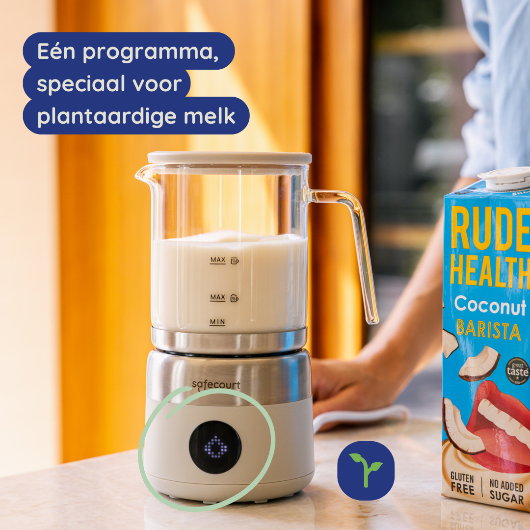 Een melkopschuimer met glazen kan en een pak kokos barista melk. Tekst: 'Eén programma, speciaal voor plantaardige melk'.