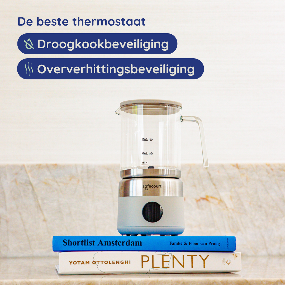 Een glazen waterkoker op boeken. Boven: 'De beste thermostaat'. Daaronder: 'Droogkookbeveiliging' en 'Oververhittingsbeveiliging'.