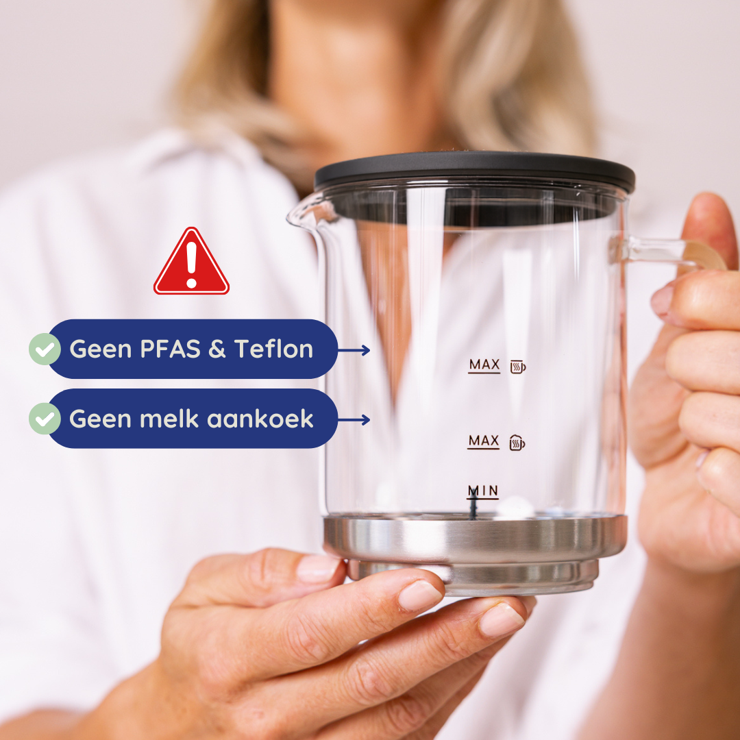 Een vrouw houdt een glazen koffiezetapparaat vast. Links staat 'Geen PFAS & Teflon' en 'Geen melk aankoek'.