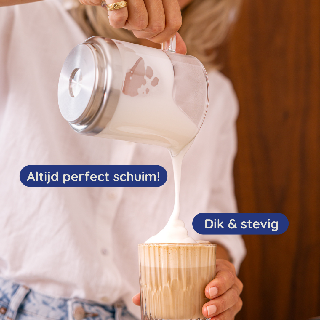 Een vrouw schenkt melkschuim in een koffieglas. Tekst: 'Altijd perfect schuim!' en 'Dik & stevig'.
