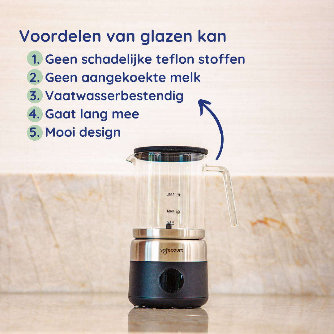 Een glazen karaf met een zwart deksel en een voet. De tekst somt voordelen op, waaronder geen schadelijk Teflon, vaatwasmachinebestendig en een mooi ontwerp.