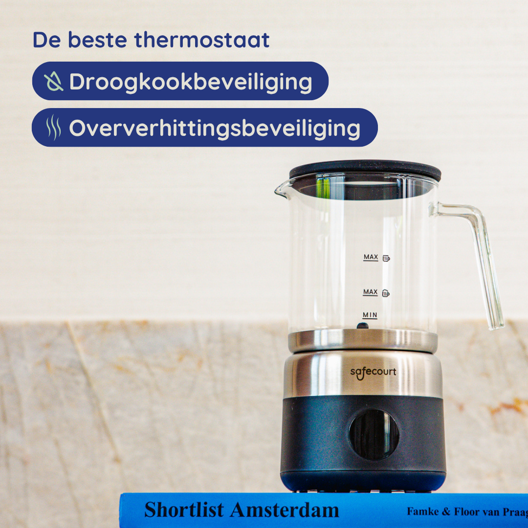Een glazen en metalen kan, met het label 'safecourt', staat op een blauw boek. Bovenstaande tekst luidt 'De beste thermostaat'.