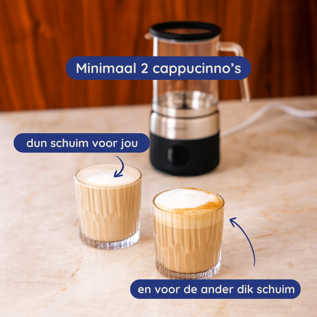Twee cappuccino's in glazen met melkschuim, één met dun schuim en de andere met dik schuim. Een melkopschuimer op de achtergrond.
