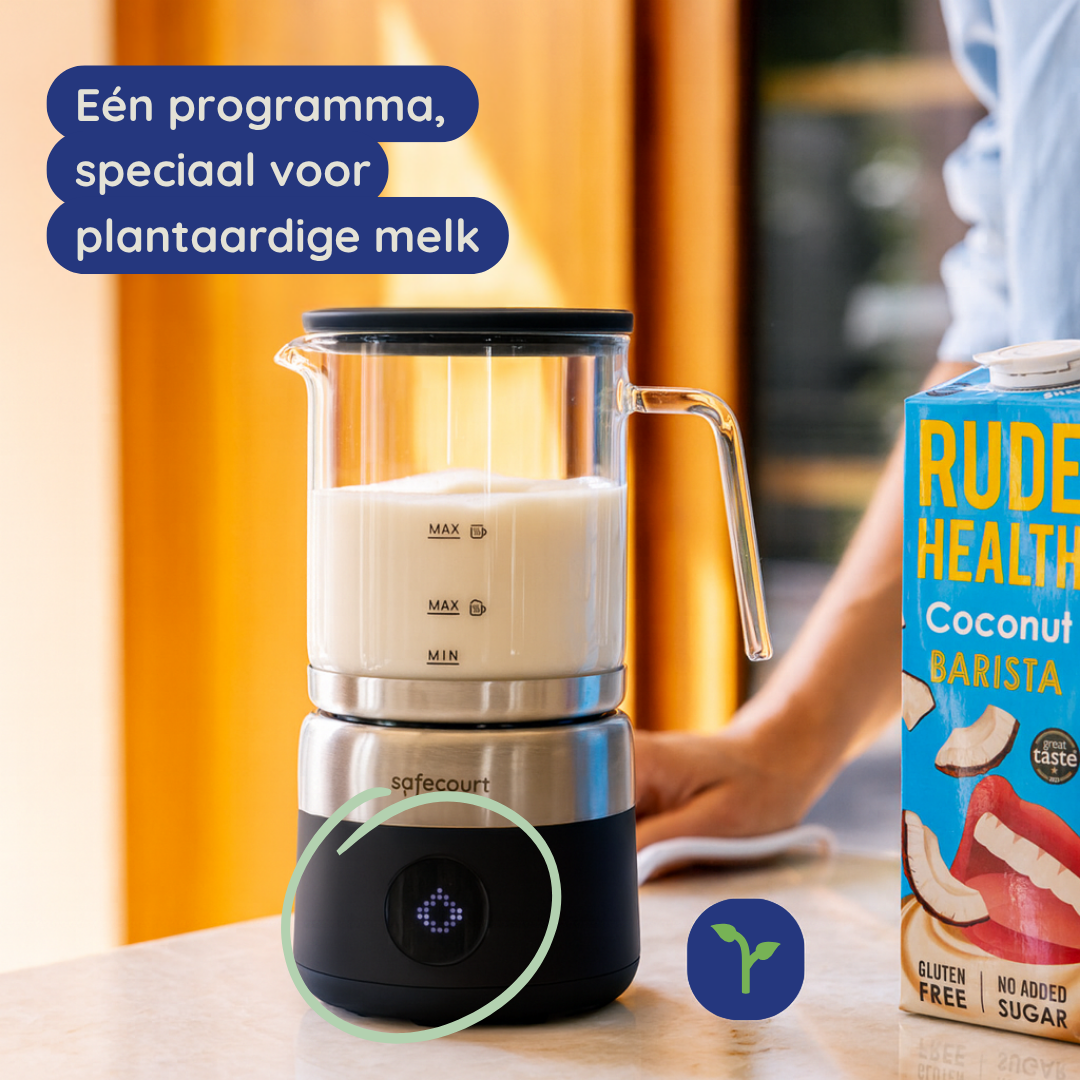 Een melkopschuimer met plantaardige melk, een kokosmelkpak en tekst in het Nederlands. Een persoon staat op de achtergrond.