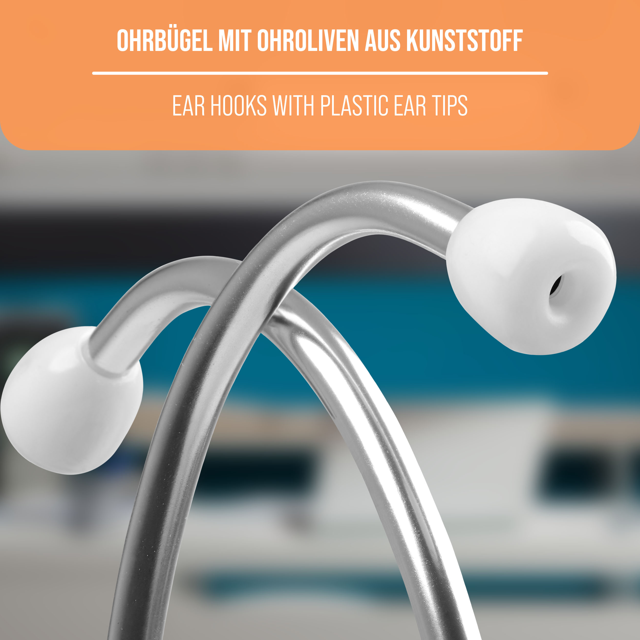 Nahaufnahme zeigt silberne Ohrbügel mit weißen Ohrstöpseln aus Kunststoff. Text: Ohrbügel mit Ohrstöpseln aus Kunststoff.