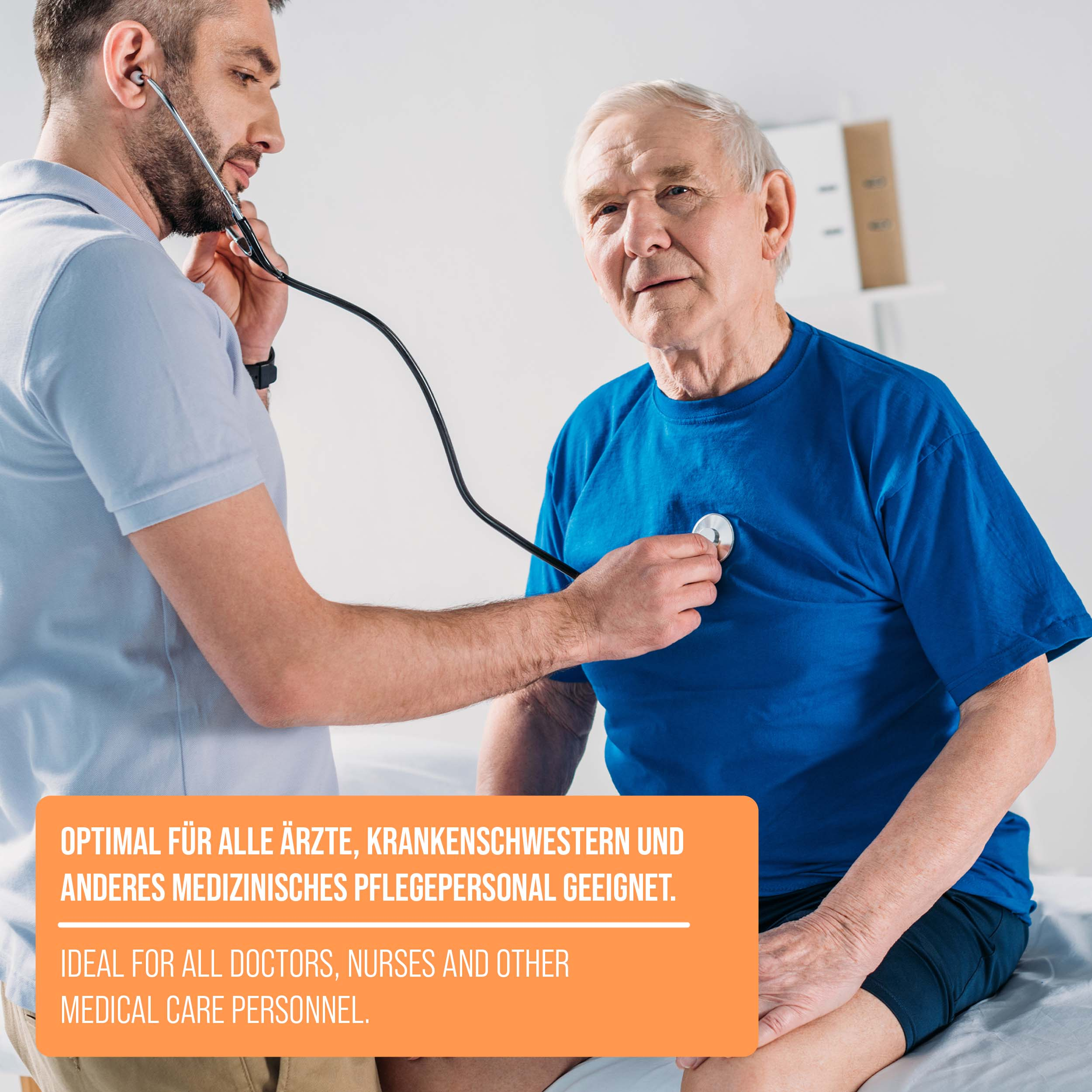 Ein Arzt hört mit einem Stethoskop die Brust eines älteren Patienten ab. Beide befinden sich in einem medizinischen Umfeld.