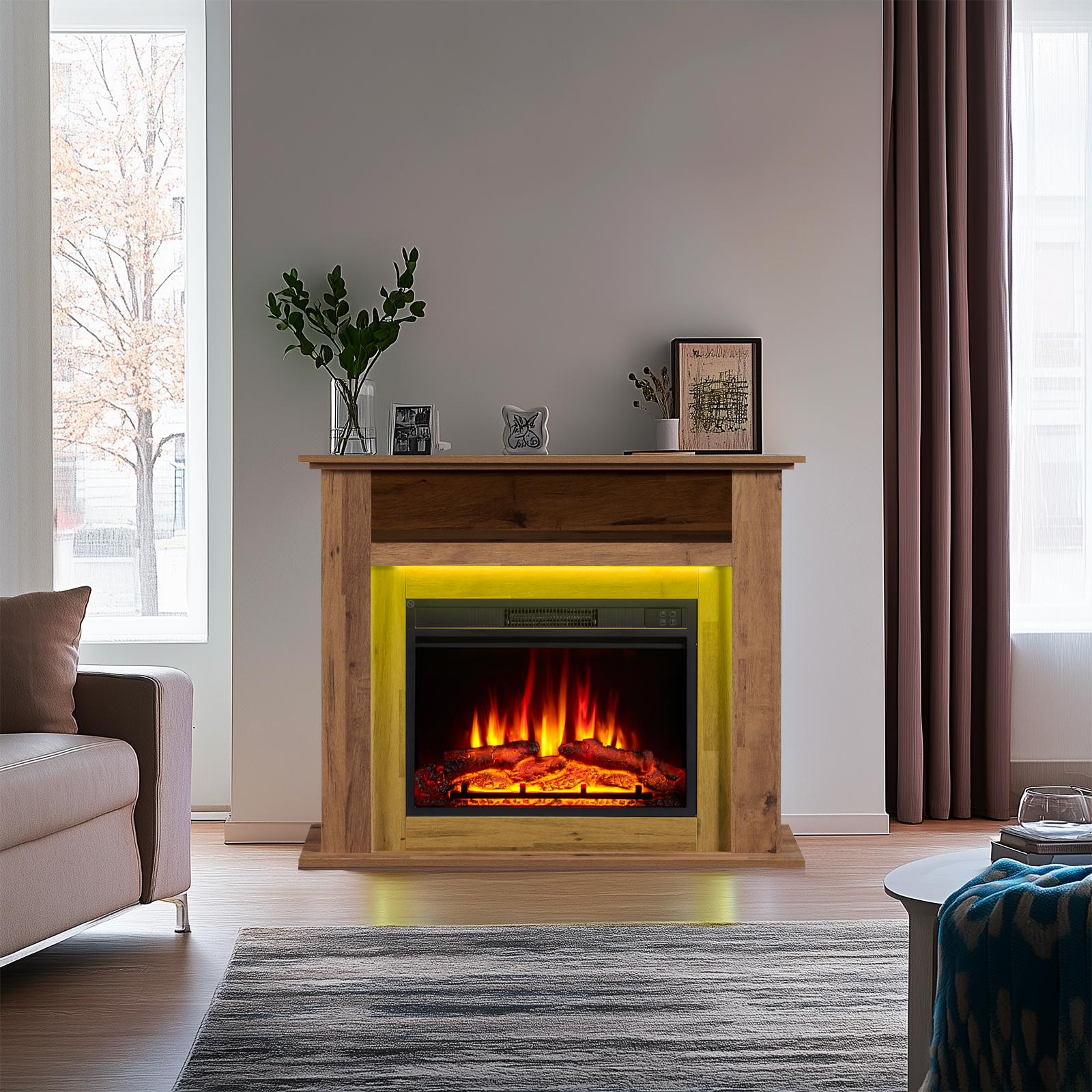 Ein Holzkamin mit leuchtendem Feuer, flankiert von Fenstern und Vorhängen. Auf dem Kaminsims befinden sich Dekorationen.