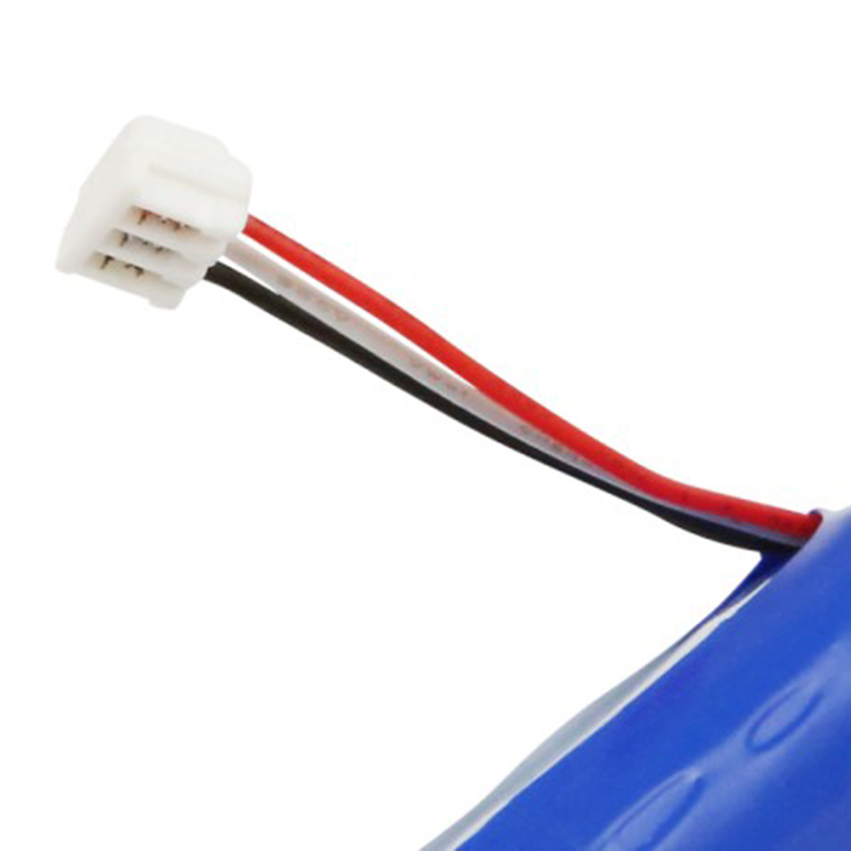 Ein weißer Stecker mit roten, schwarzen und weißen Drähten kommt aus einem blauen Objekt vor weißem Hintergrund.