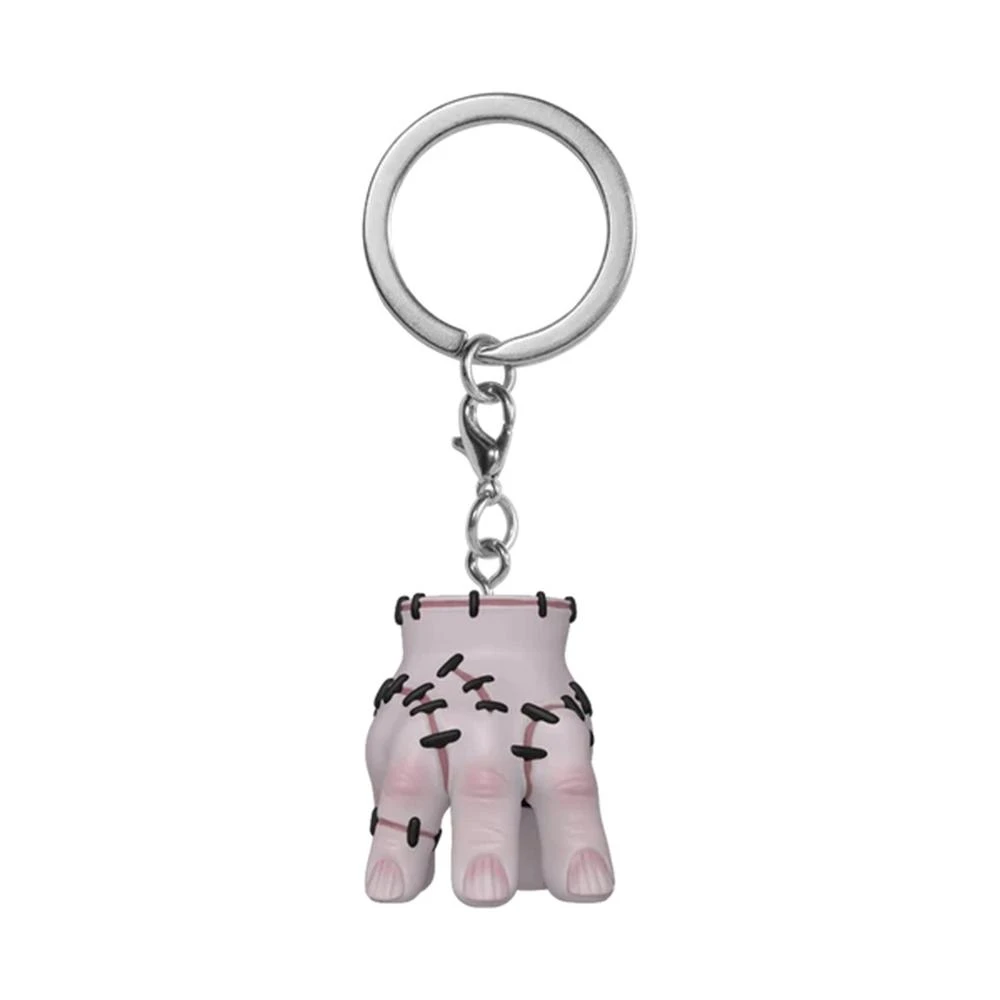 Ein Schlüsselanhänger mit einem abgetrennten Handanhänger. Die Hand ist genäht, rosa und hat schwarze Nähte. Der Schlüsselanhängerring ist silber.