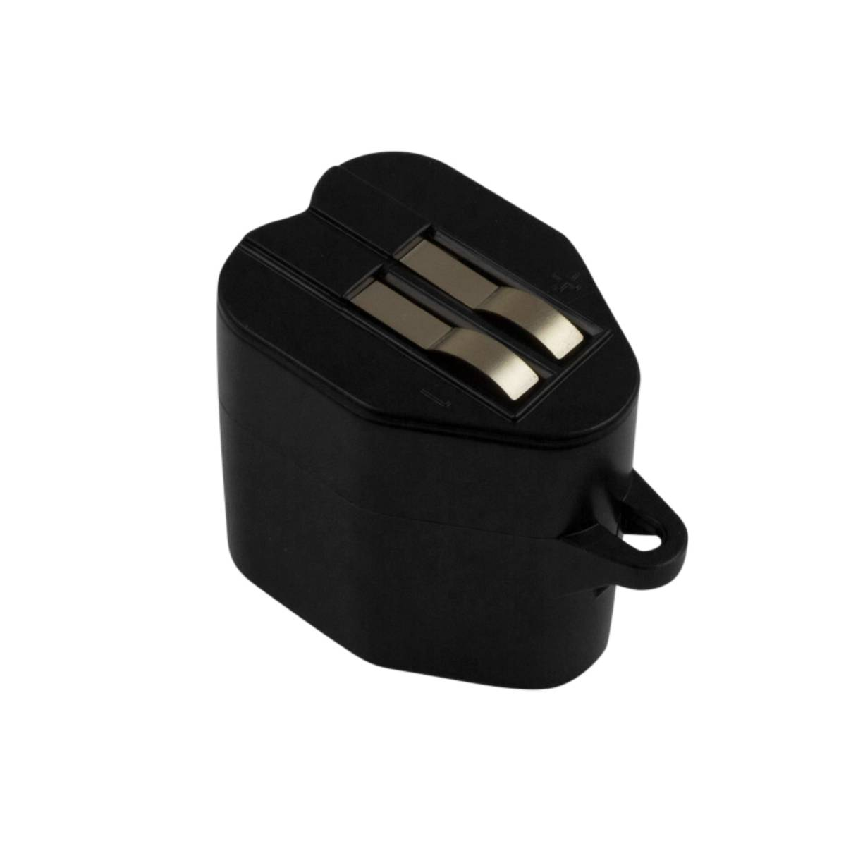 Un pacco batteria nero con due terminali argentati e un anello laterale. Su sfondo bianco.
