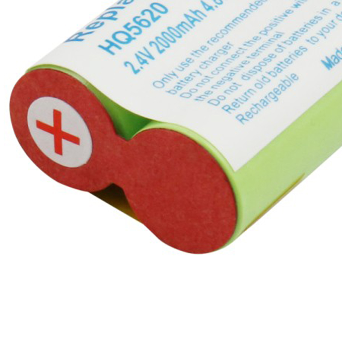 Primo piano di una cella a batteria ricaricabile con estremità rossa ed etichetta bianca con testo. L'estremità presenta un cerchio bianco e un segno più rosso.
