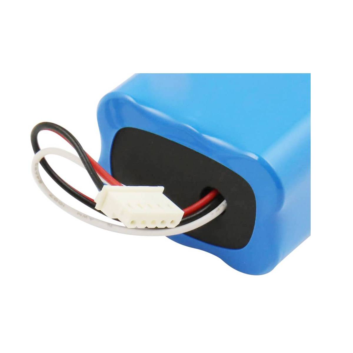 Una batteria blu con parte superiore nera e connettore bianco. Fili rossi, neri e bianchi sono collegati al connettore.
