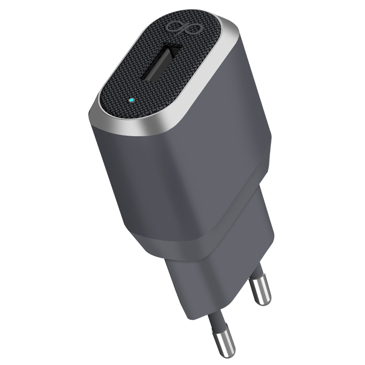 Un caricatore USB grigio e argento con due pin. La parte superiore ha una porta USB e una superficie strutturata. C'è una luce blu.