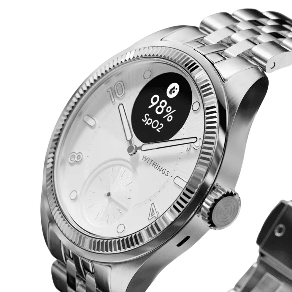 Srebrny smartwatch pokazujący poziom SpO2. Tarcza zegarka wyświetla godzinę, a mały ekran pokazuje 98%. Zegarek ma metalową bransoletę.