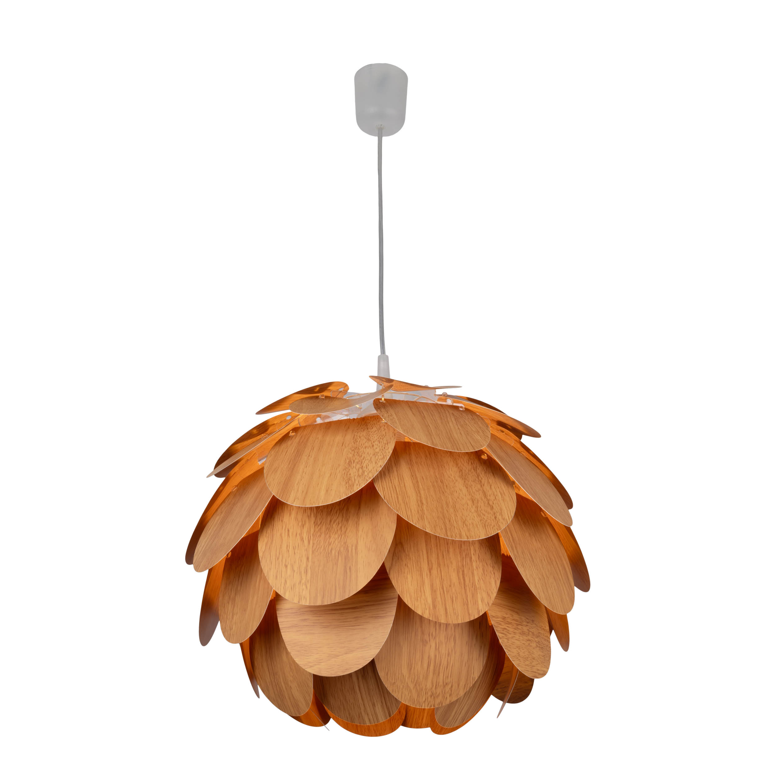Eine Holz-Pendelleuchte mit weißer Deckenhalterung, mit einem geschichteten, blütenblattartigen Design, vor weißem Hintergrund.