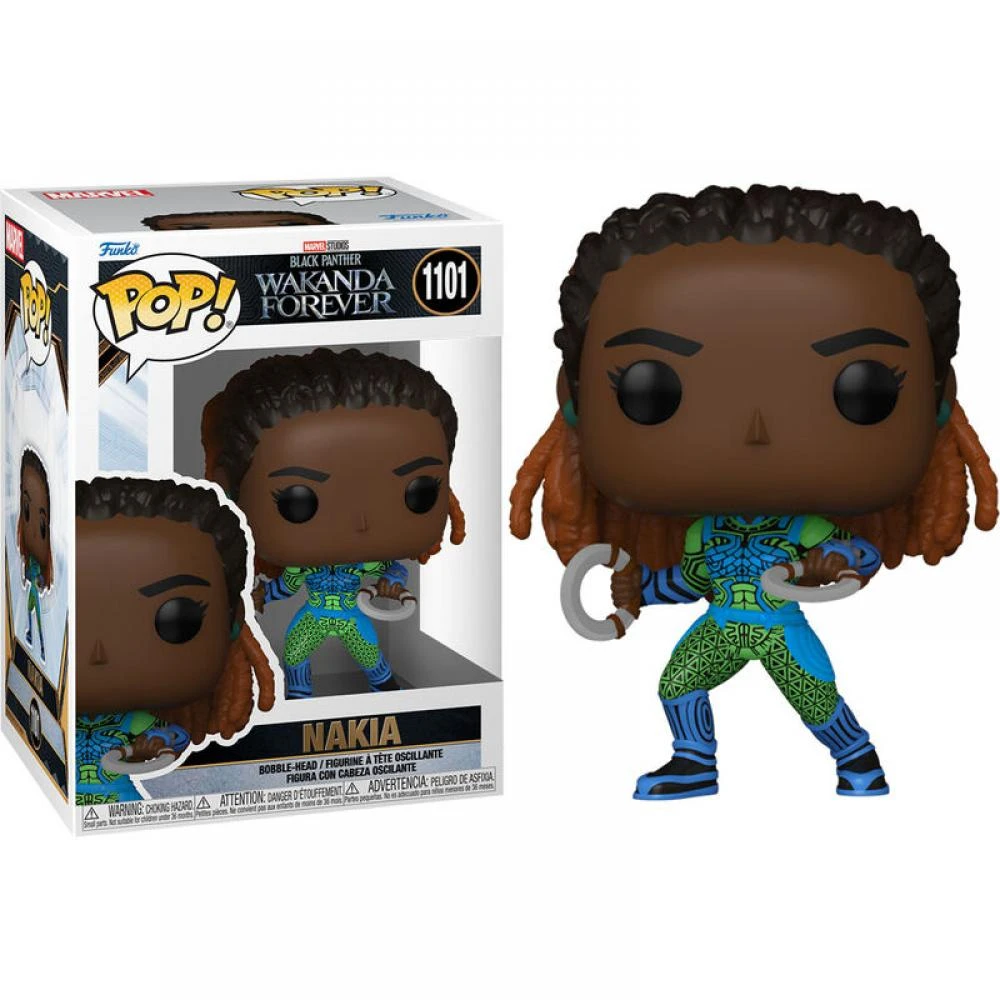 Una figura Funko Pop di Nakia da Black Panther: Wakanda Forever. Indossa un'uniforme blu e verde e tiene due lame a mezzaluna.