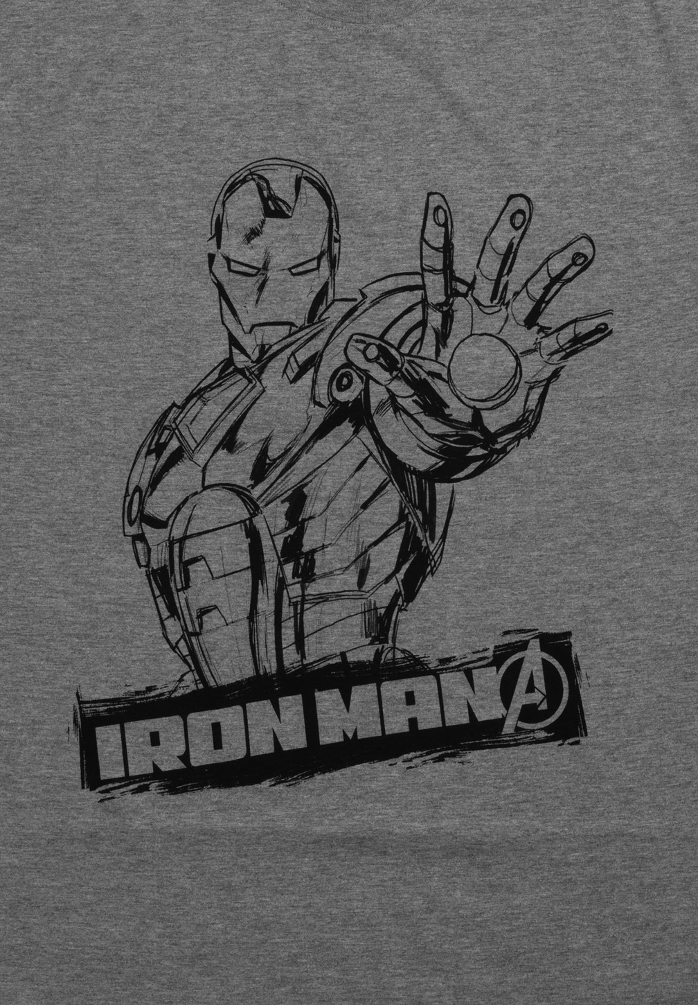 Skizze von Iron Man auf einem grauen T-Shirt. Er streckt die Hand aus. Darunter steht 'IRON MAN' mit dem Avengers-Logo.