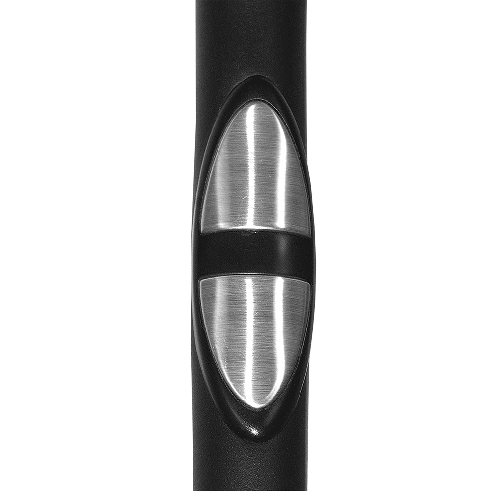 Nahaufnahme eines schwarzen Objekts mit einem silbernen Oval in der Mitte. Das Oval hat zwei silberne Platten. Der Hintergrund ist weiß.