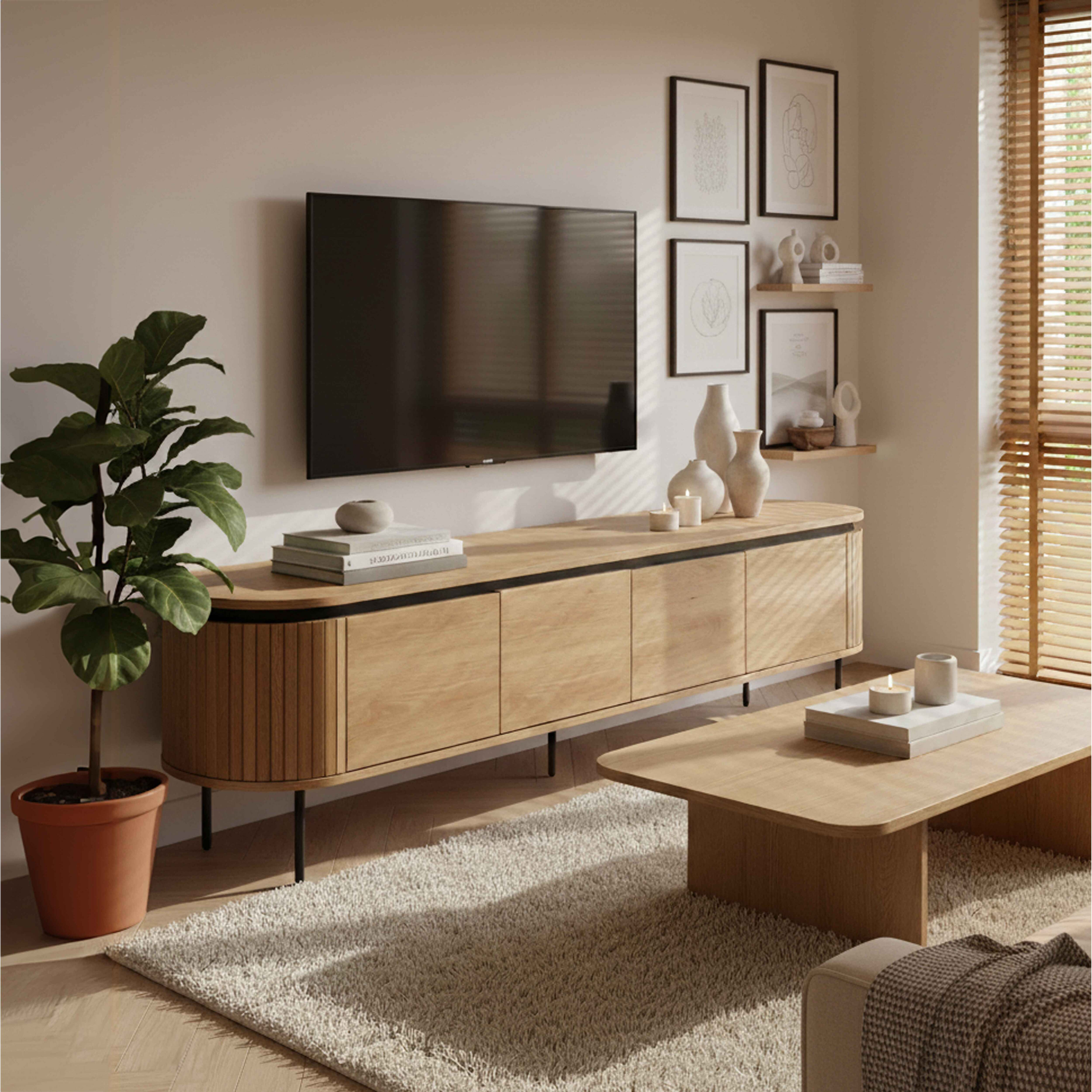 Wohnzimmer mit TV, Holzschrank, Teppich, Pflanze und Couchtisch. Kunstwerke und Jalousien sind ebenfalls sichtbar.