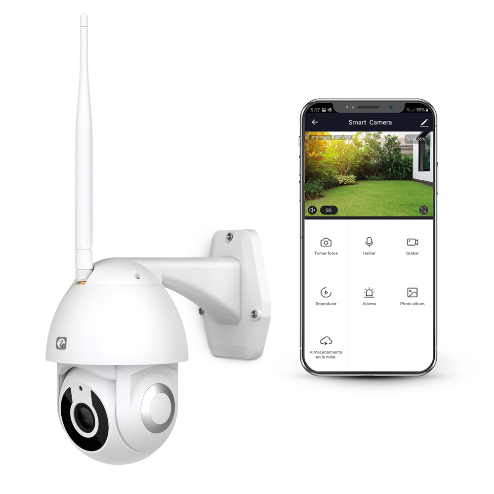 Una cámara inteligente blanca con antena, junto a un teléfono que muestra una transmisión en vivo de un jardín verde. El teléfono muestra varios iconos de control.