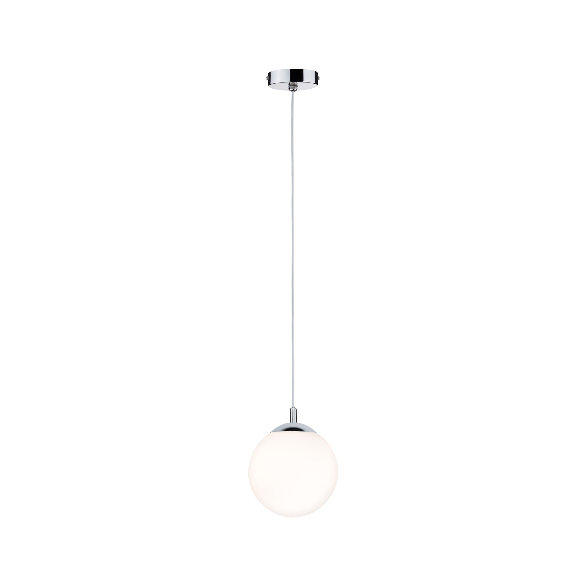 Eine moderne Pendelleuchte mit weißem Kugelschirm, Chrombeschlägen und weißem Kabel auf weißem Hintergrund.