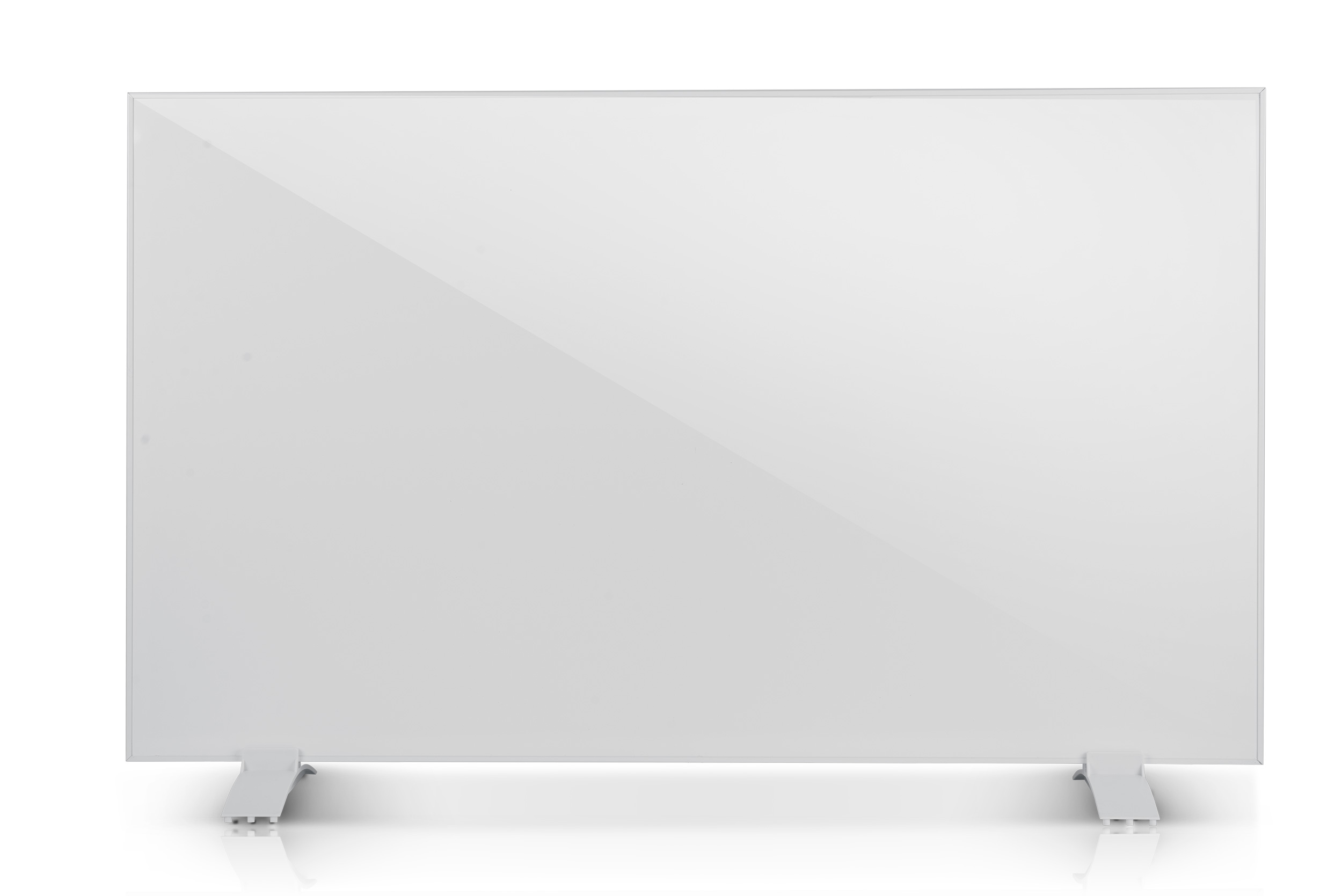 Biały szklany grzejnik panelowy stoi na dwóch białych nogach, odbijając się na białej powierzchni.