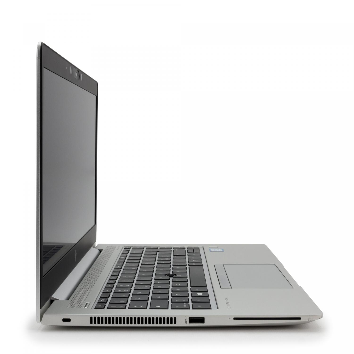 Ein silberner Laptop ist geöffnet und nach links abgewinkelt. Der Bildschirm ist schwarz und die Tastatur ist sichtbar. Der Hintergrund ist weiß.