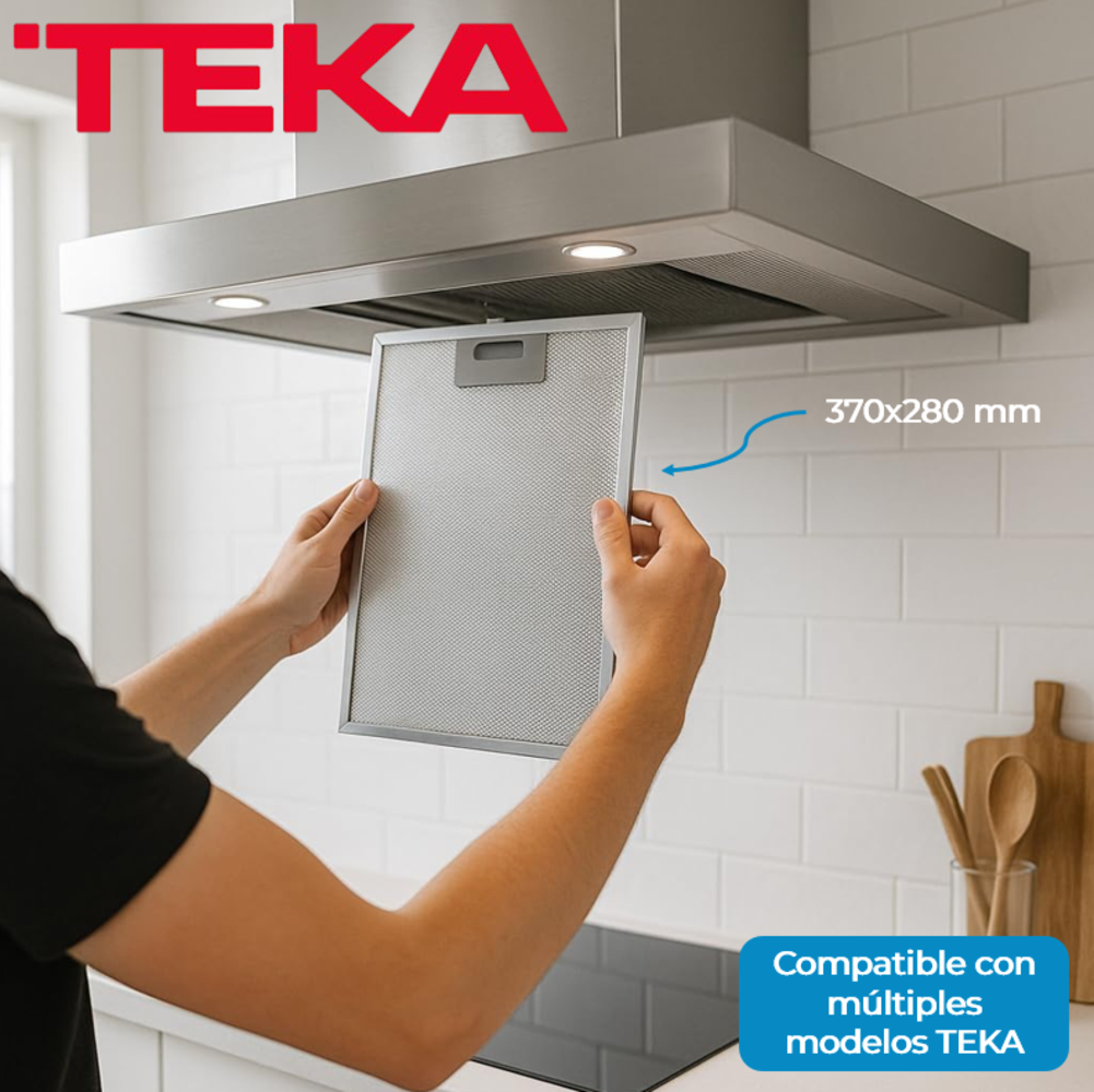 Persona sujetando filtro metálico frente a campana extractora con logo TEKA. Dimensiones: 370x280mm.