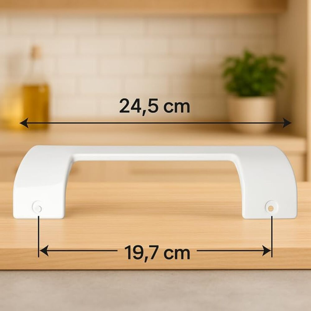 Tirador blanco de armario con dimensiones: 24,5 cm y 19,7 cm. Fondo: planta, botella y superficie de madera.