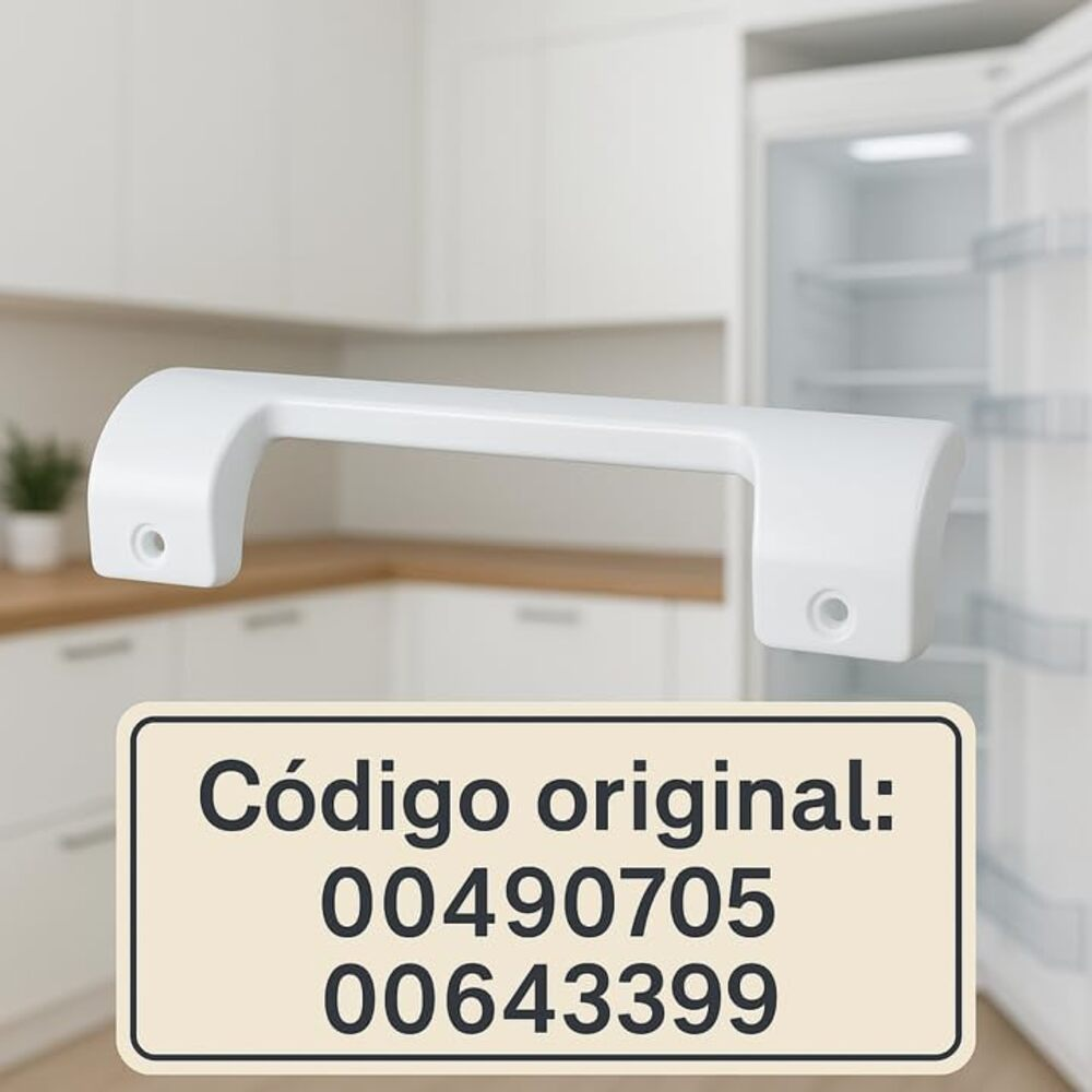 Manija blanca de refrigerador con código original en un letrero. Fondo de cocina. Puerta del refrigerador abierta.
