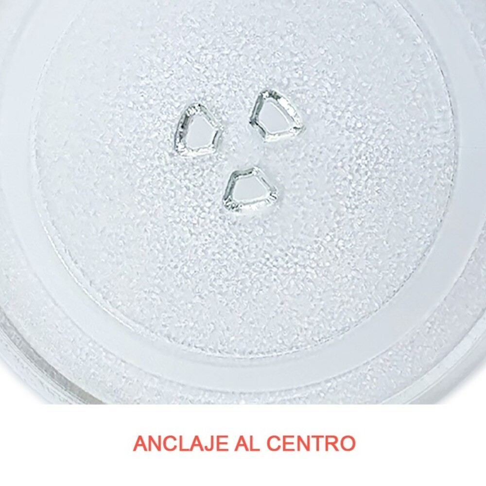 Una placa de microondas de vidrio transparente con tres agujeros triangulares. La placa tiene una superficie texturizada y un borde blanco.