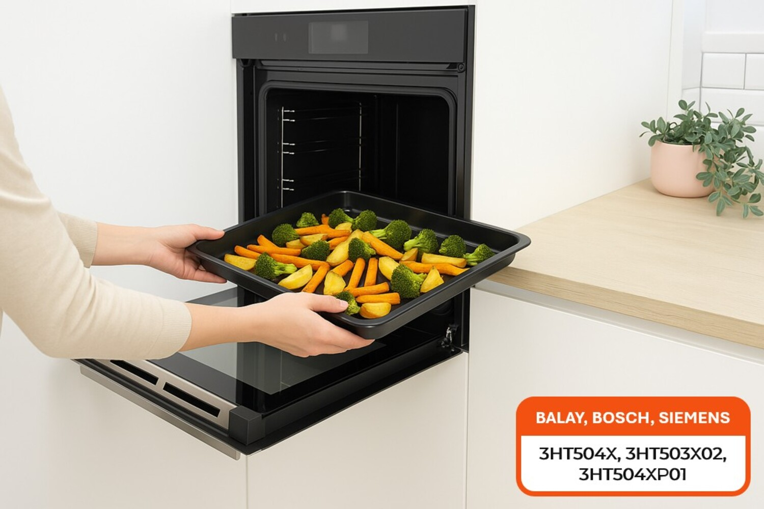 Manos colocando una bandeja de verduras asadas en un horno. Se ven brócoli, zanahorias y patatas en la bandeja.
