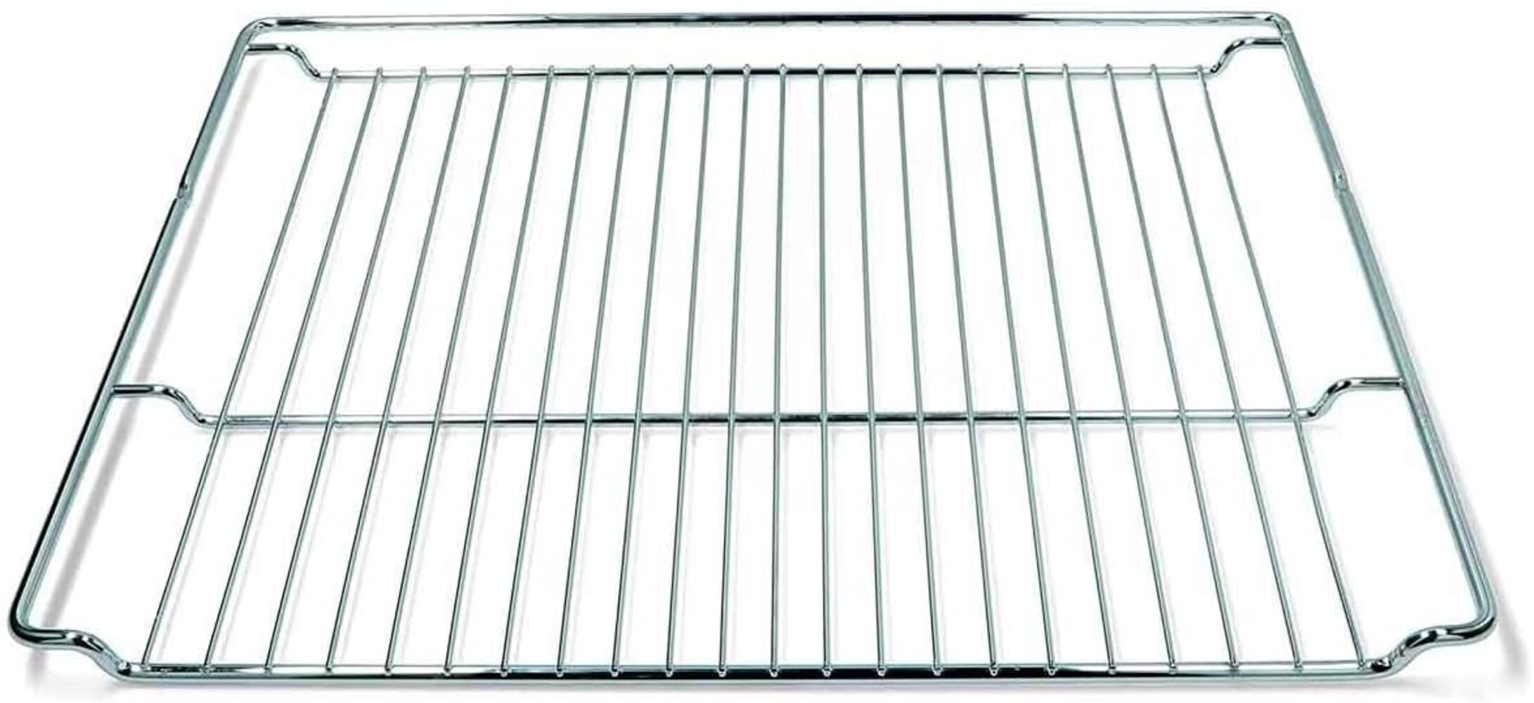 Una rejilla rectangular para horno de metal brillante, color plateado. Barras verticales espaciadas uniformemente, sostenidas por un marco curvo.