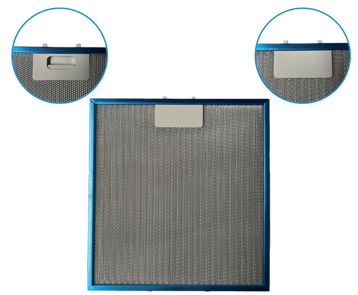 Un filtro metálico cuadrado con marco azul. Tiene un patrón de malla y dos asas rectangulares blancas en la parte superior.