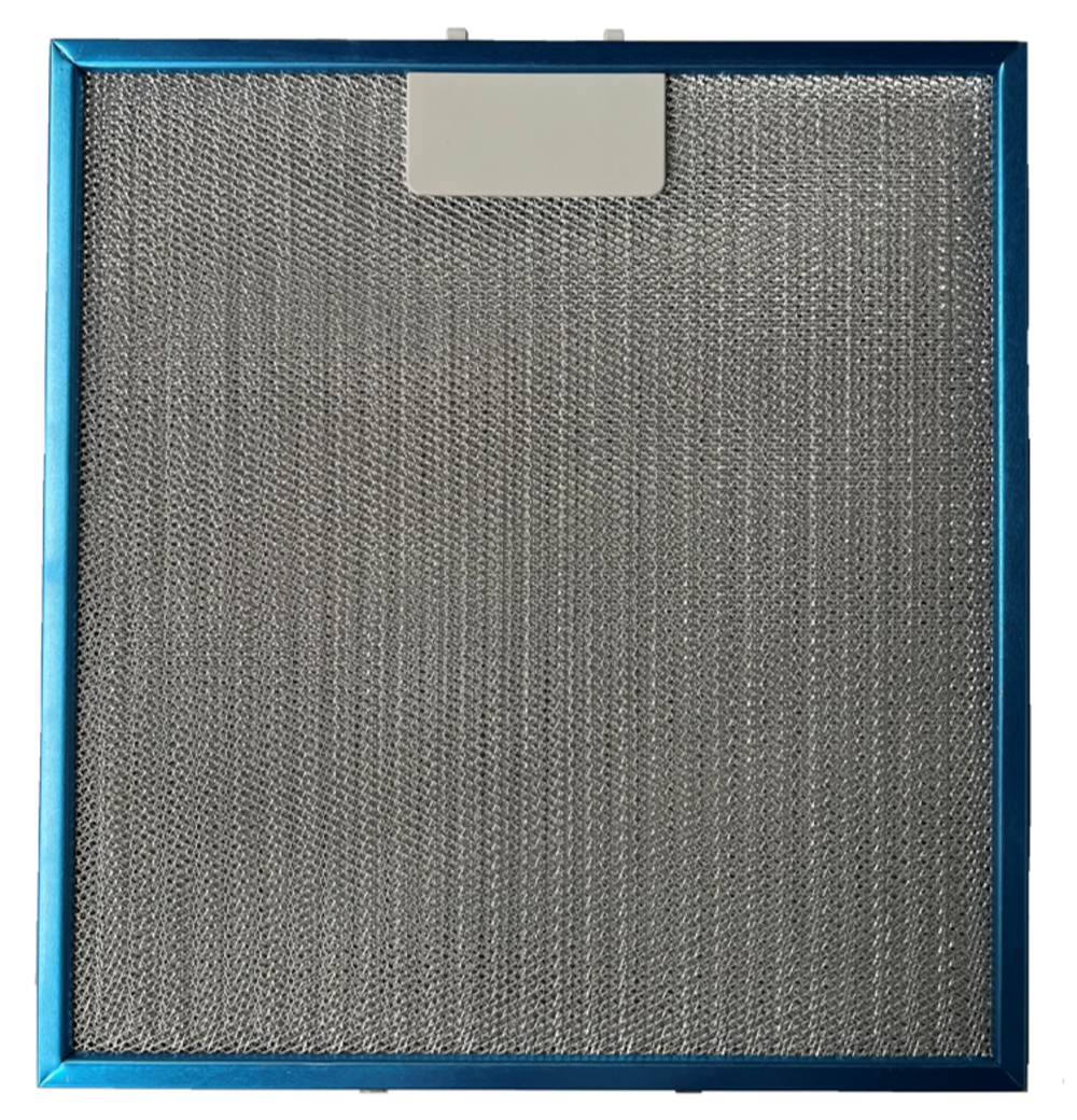 Un filtro de aire cuadrado con marco azul y malla metálica. Un asa rectangular blanca en la parte superior.