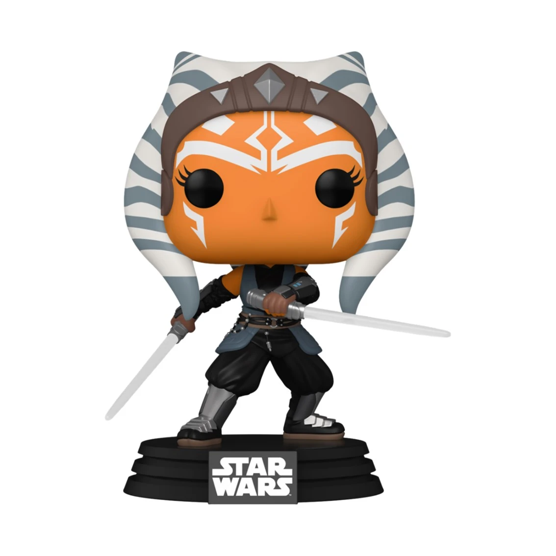 Un Funko Pop di Ahsoka Tano di Star Wars, con due spade laser. È su una base nera con il logo di Star Wars.