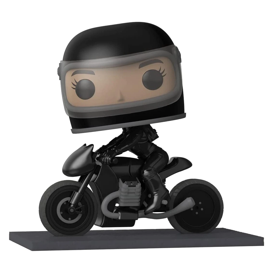 Una figura Funko Pop de una mujer en una moto negra, con casco y traje negros. La figura está sobre una base gris.