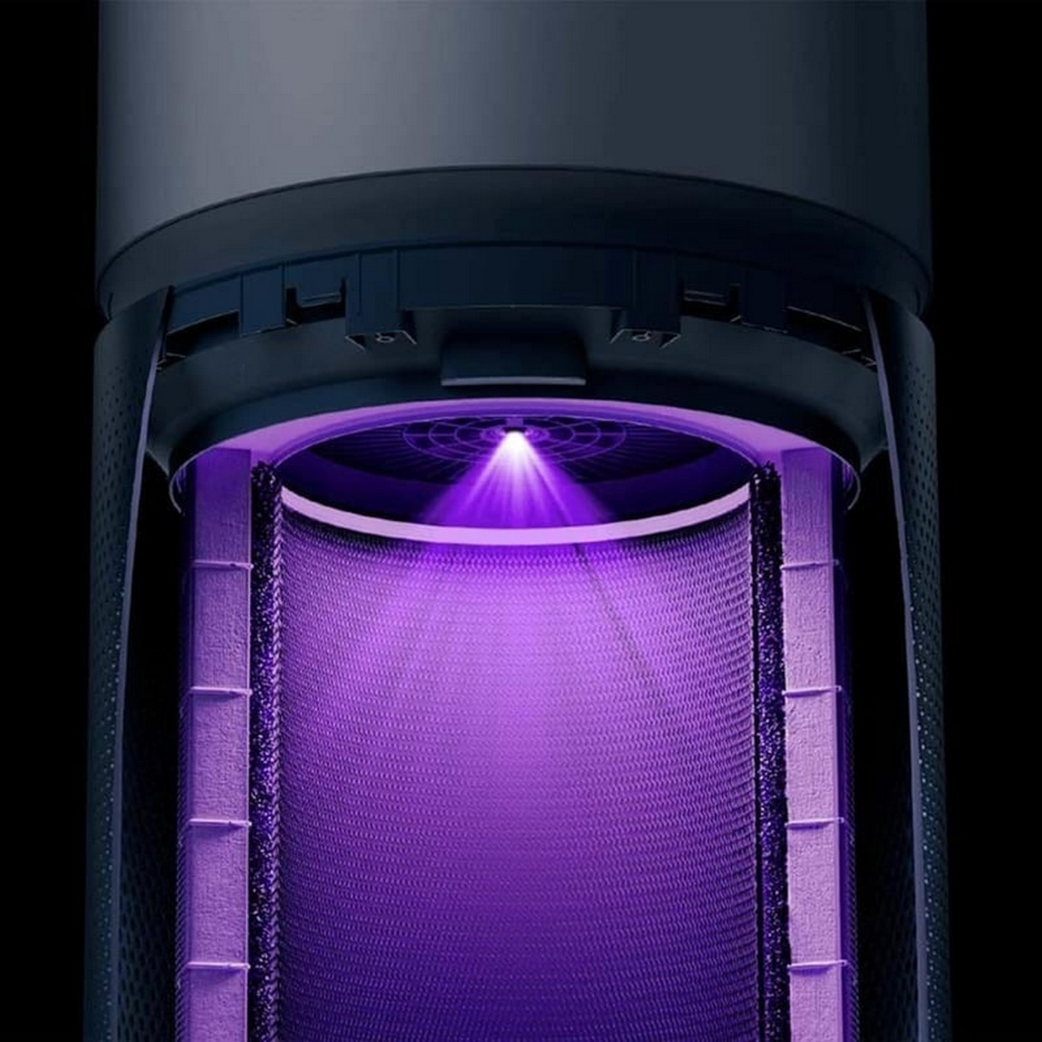 Zbliżenie wewnętrznych komponentów urządzenia. Zawiera fioletowe światło wydobywające się z wnętrza, otoczone ciemnoszarymi strukturami.