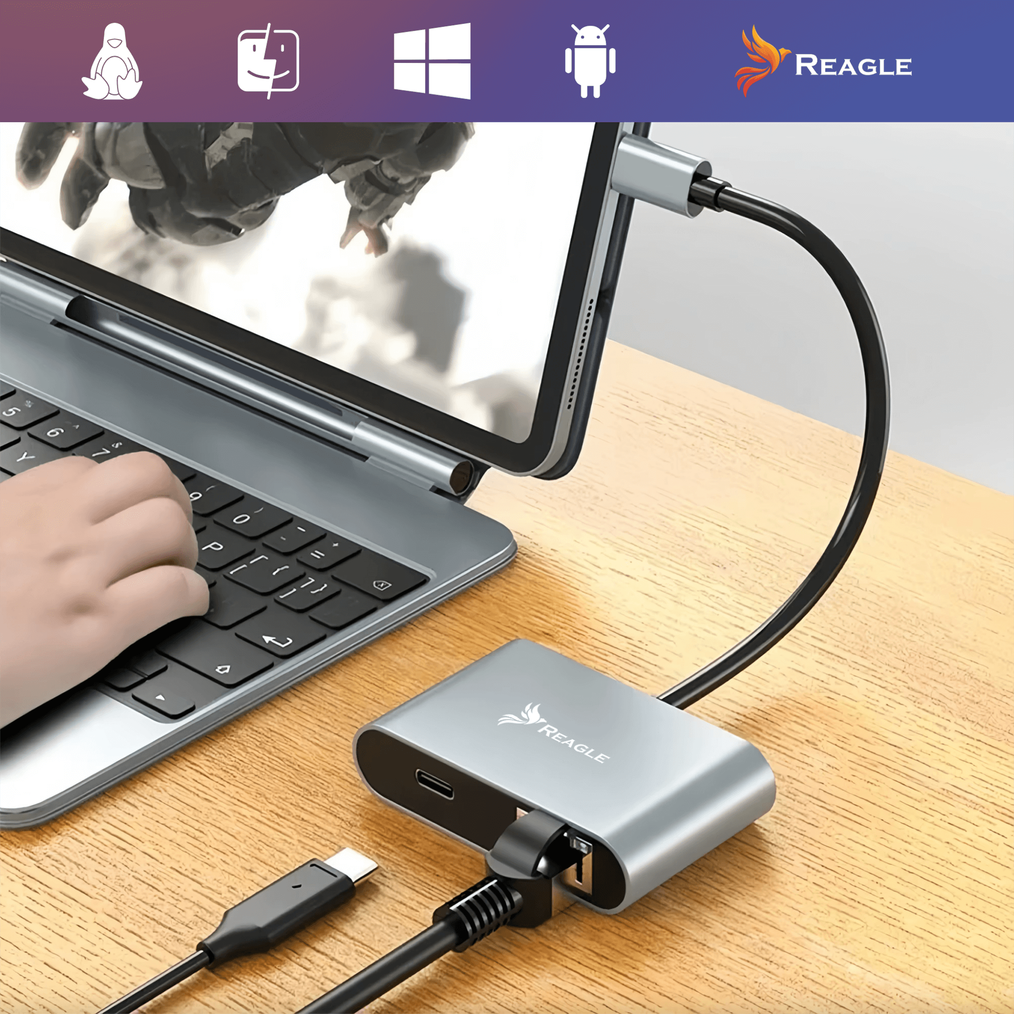 Una persona sta digitando su un laptop collegato a un tablet e a un hub argentato. La scena è su un tavolo di legno.