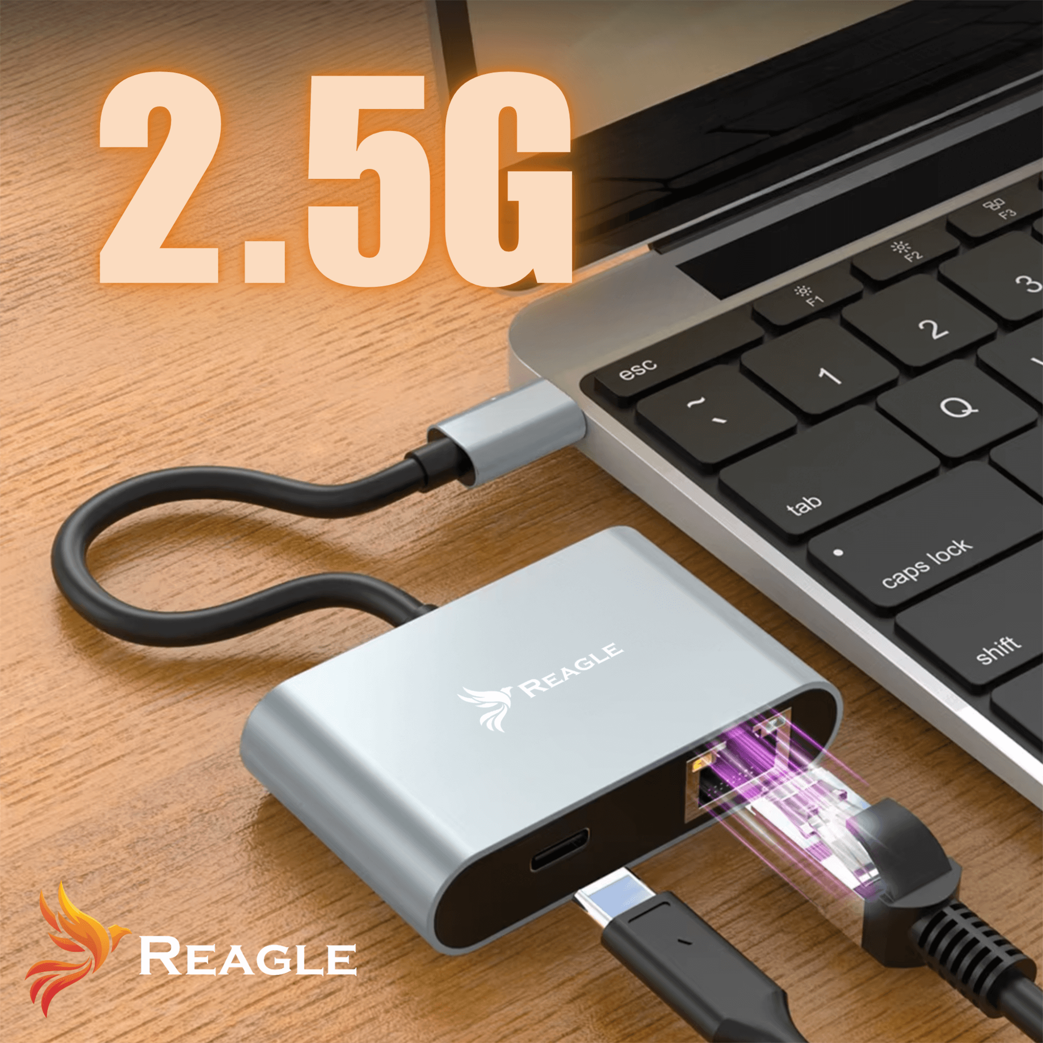 Un adattatore Reagle argentato si collega a un laptop, con un cavo Ethernet e un cavo di ricarica collegati, su una superficie di legno.