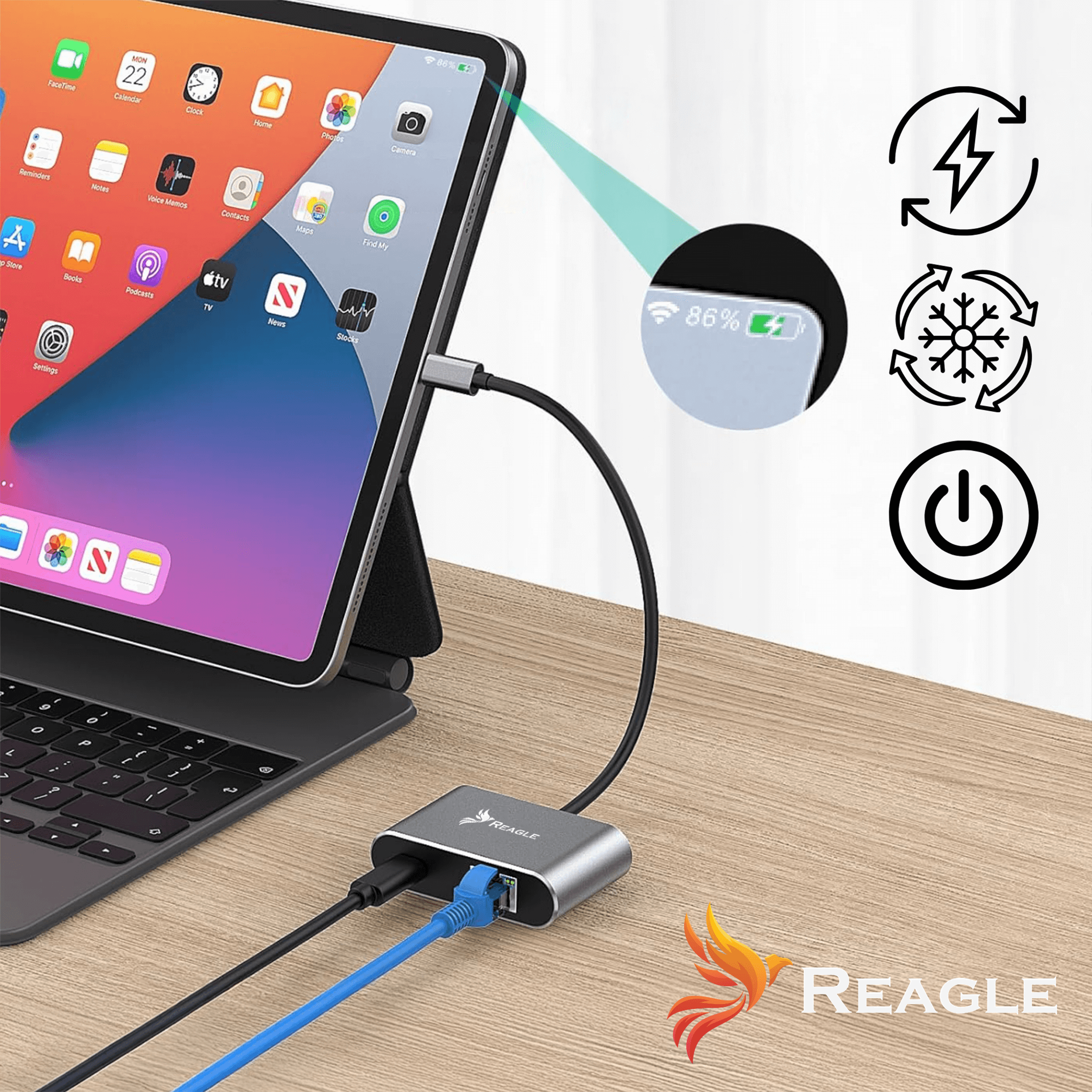Un iPad collegato a un hub con cavi di ricarica e dati. Sono visibili icone per alimentazione, raffreddamento e accensione/spegnimento.