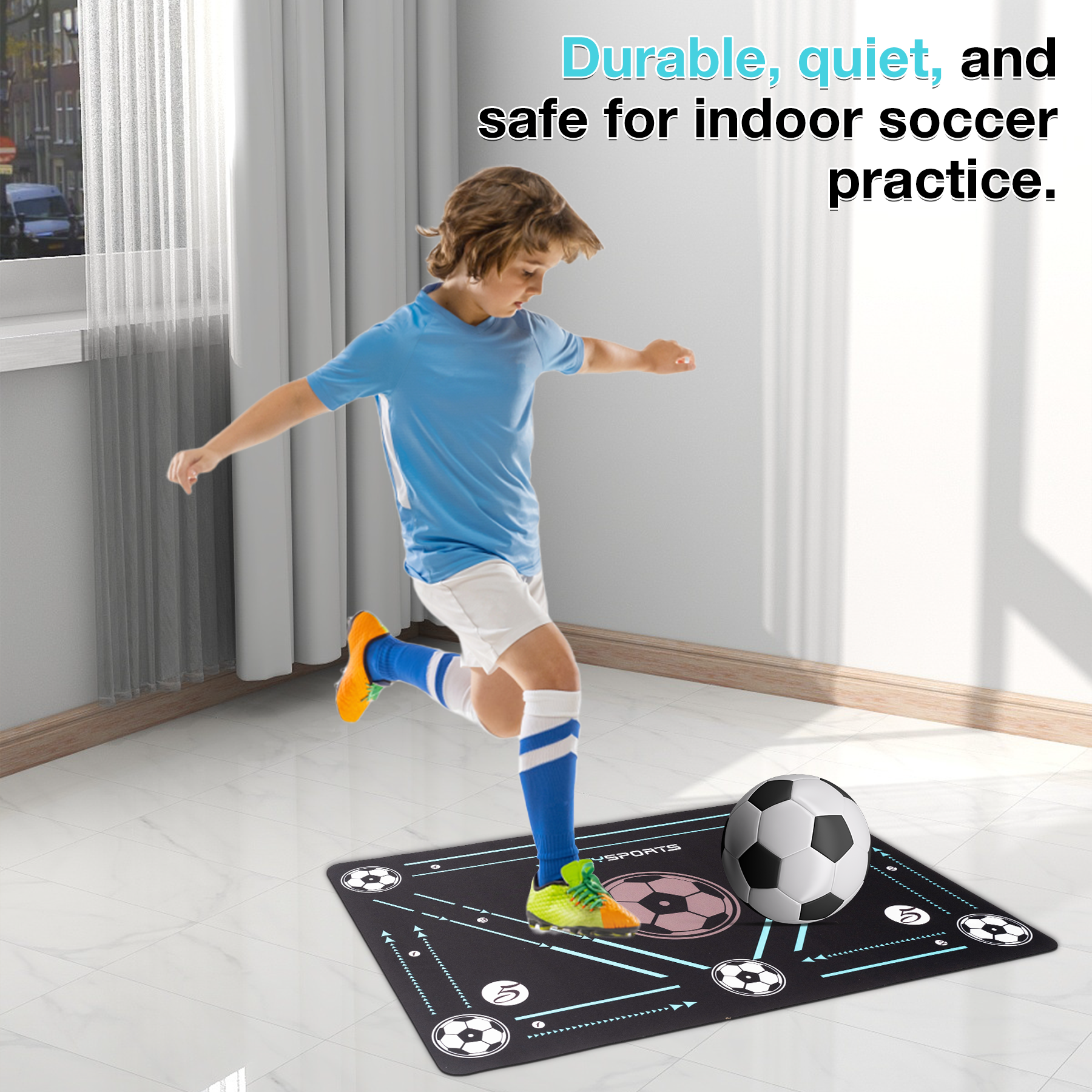 Un garçon frappe dans un ballon de foot sur un tapis. Il porte une chemise bleue, un short et des chaussettes.